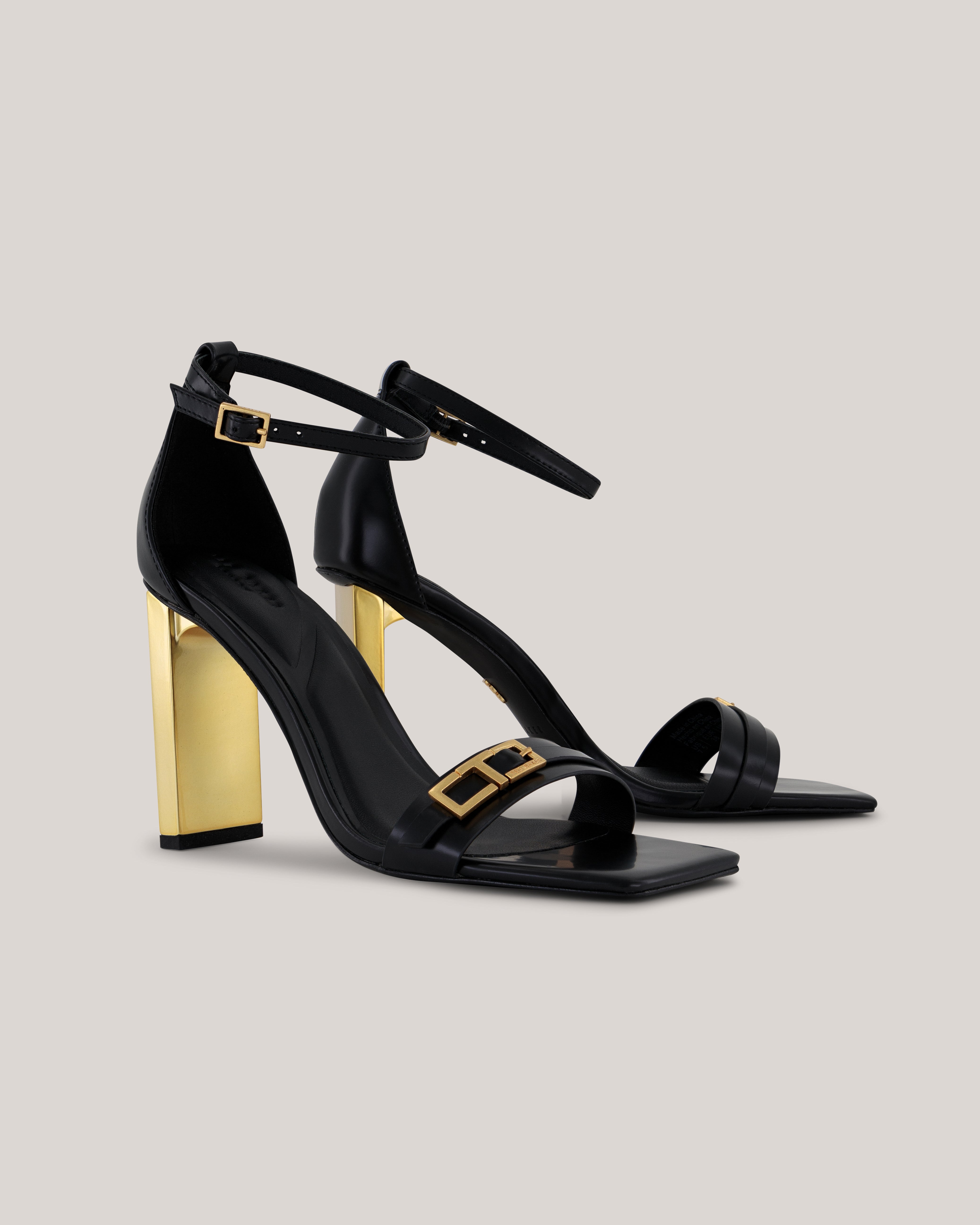 فيداه صندل بكعب وحزام لون أسود