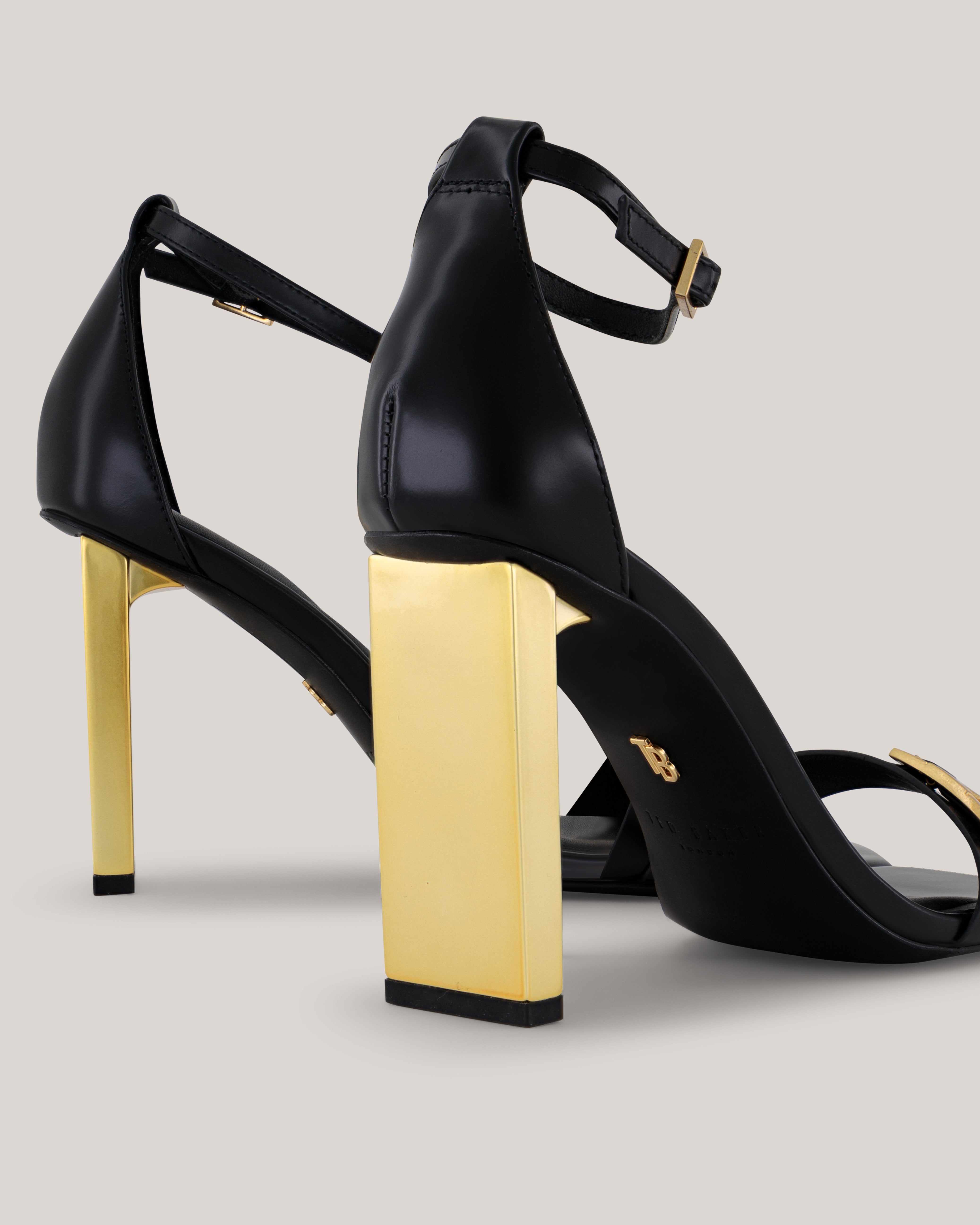 فيداه صندل بكعب وحزام لون أسود