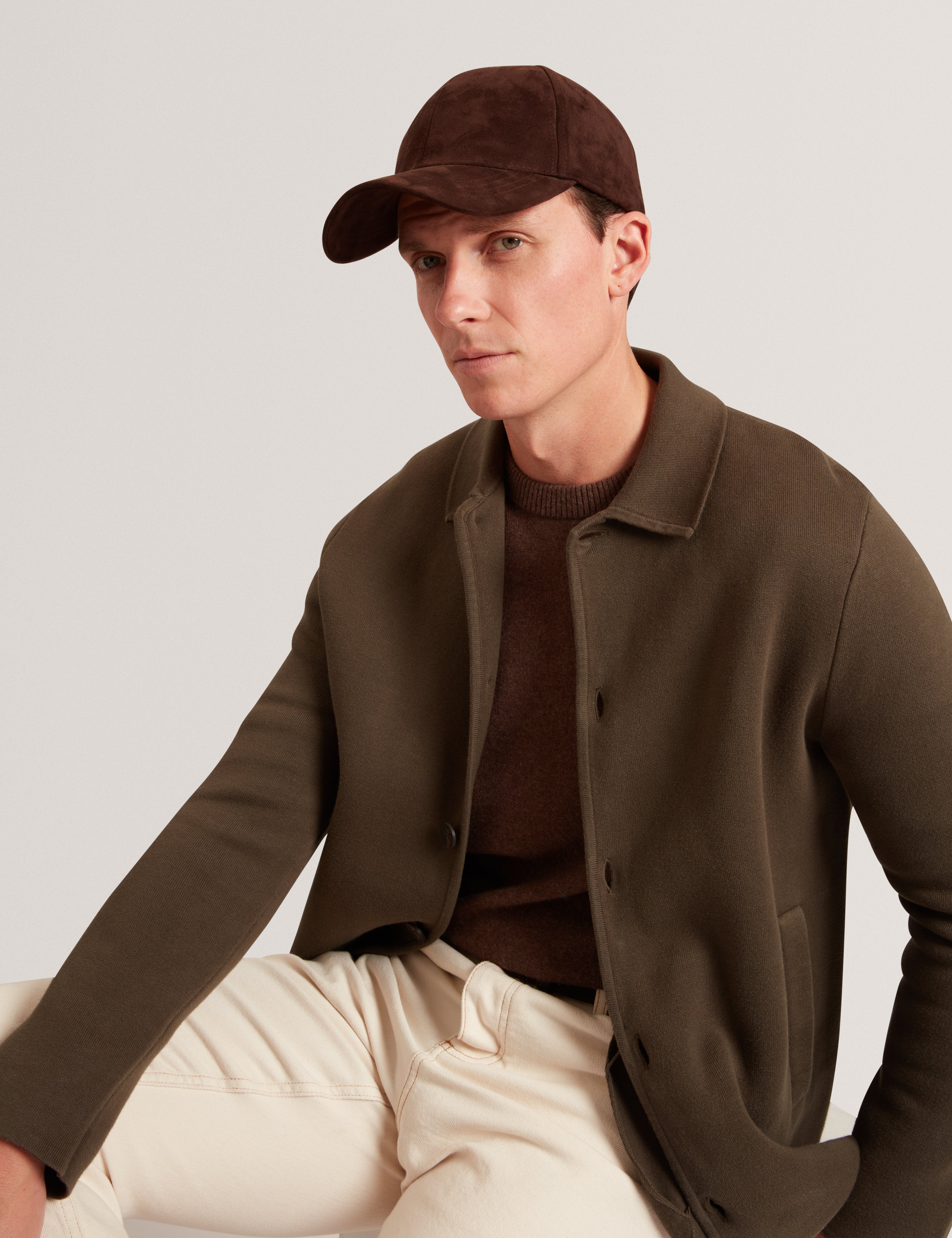 تيمي قبعة مخملية باللون البني الداكن