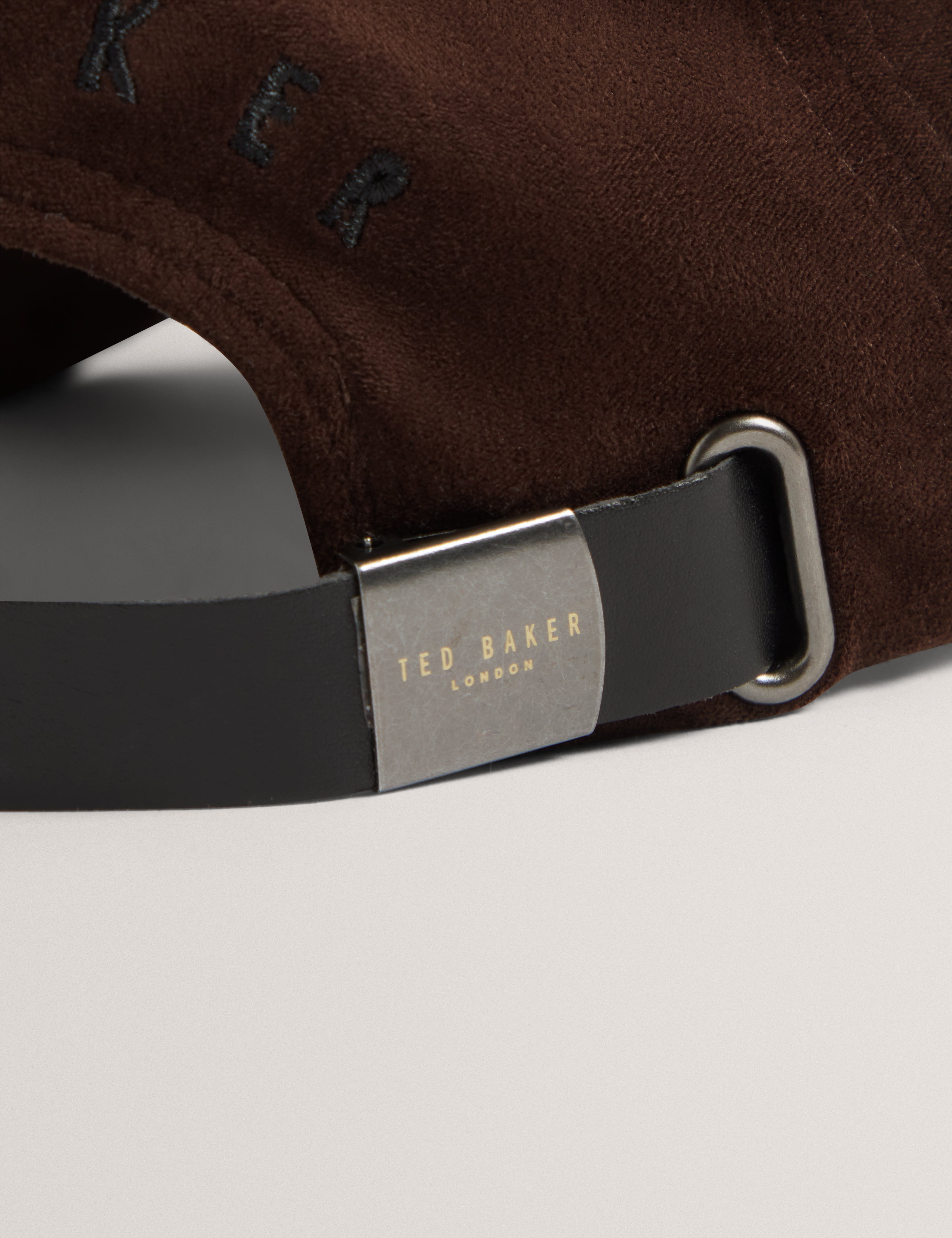 تيمي قبعة مخملية باللون البني الداكن