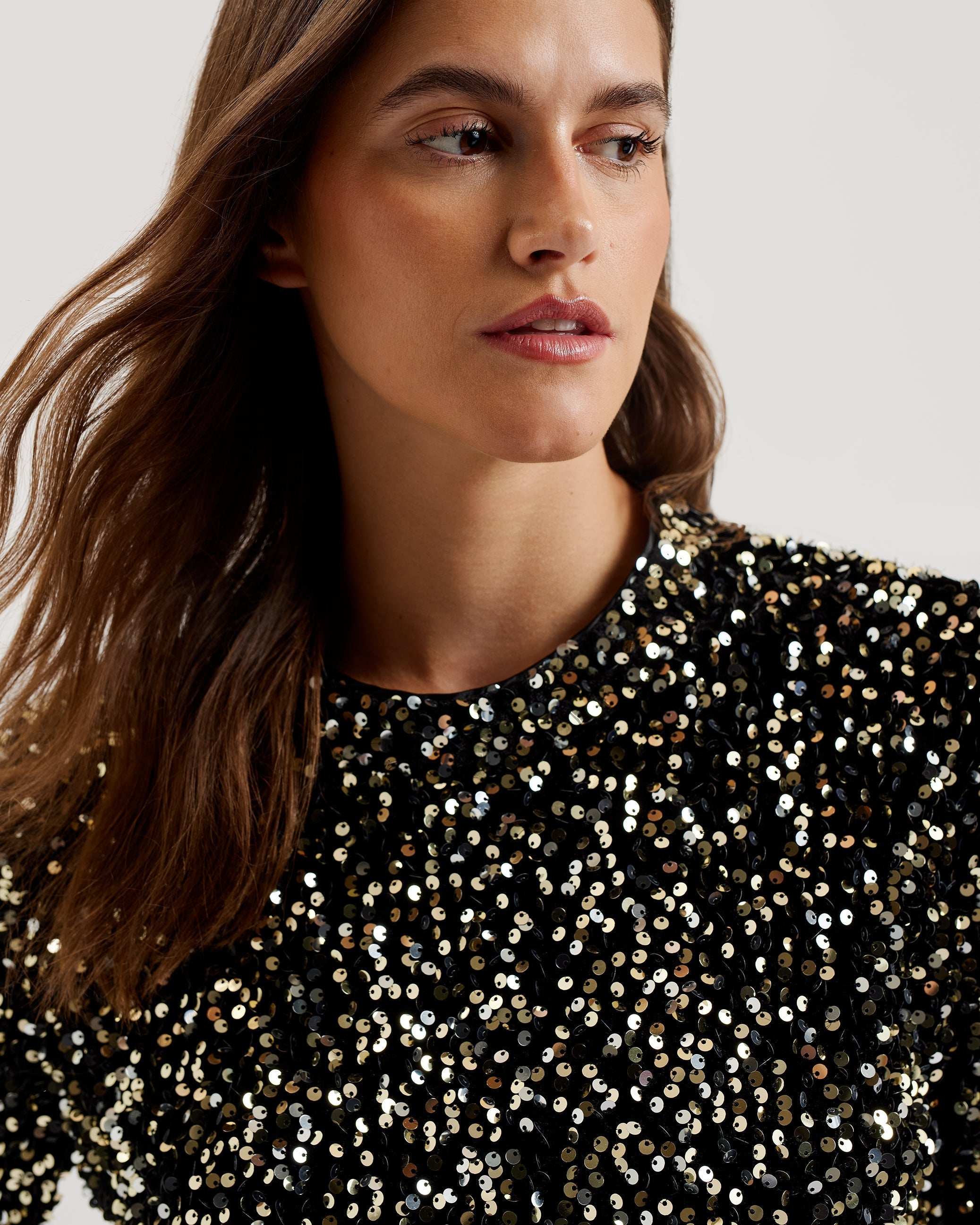 زارها كنزة قصيرة مُطرزة بالترتر لون أسود