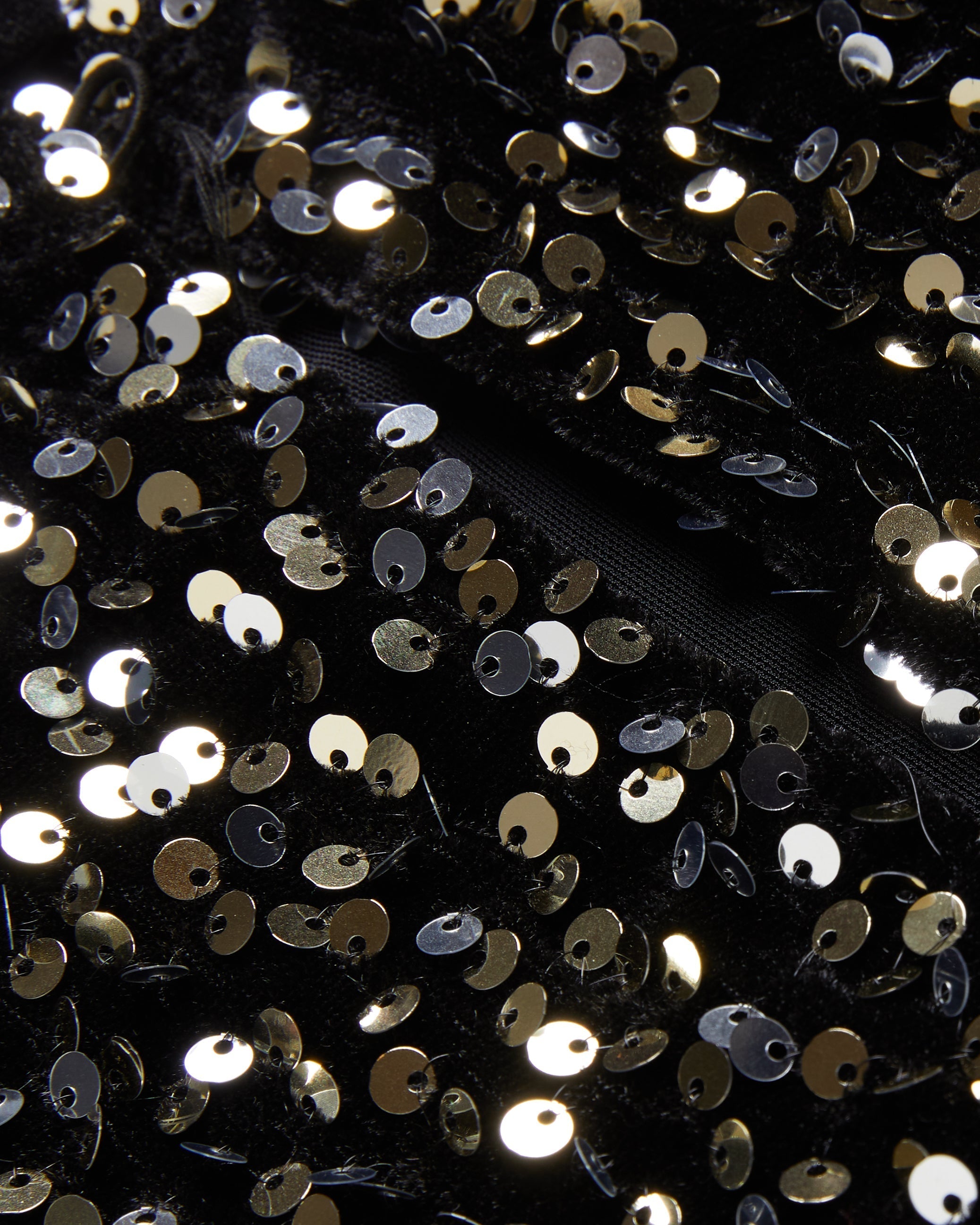 زارها كنزة قصيرة مُطرزة بالترتر لون أسود