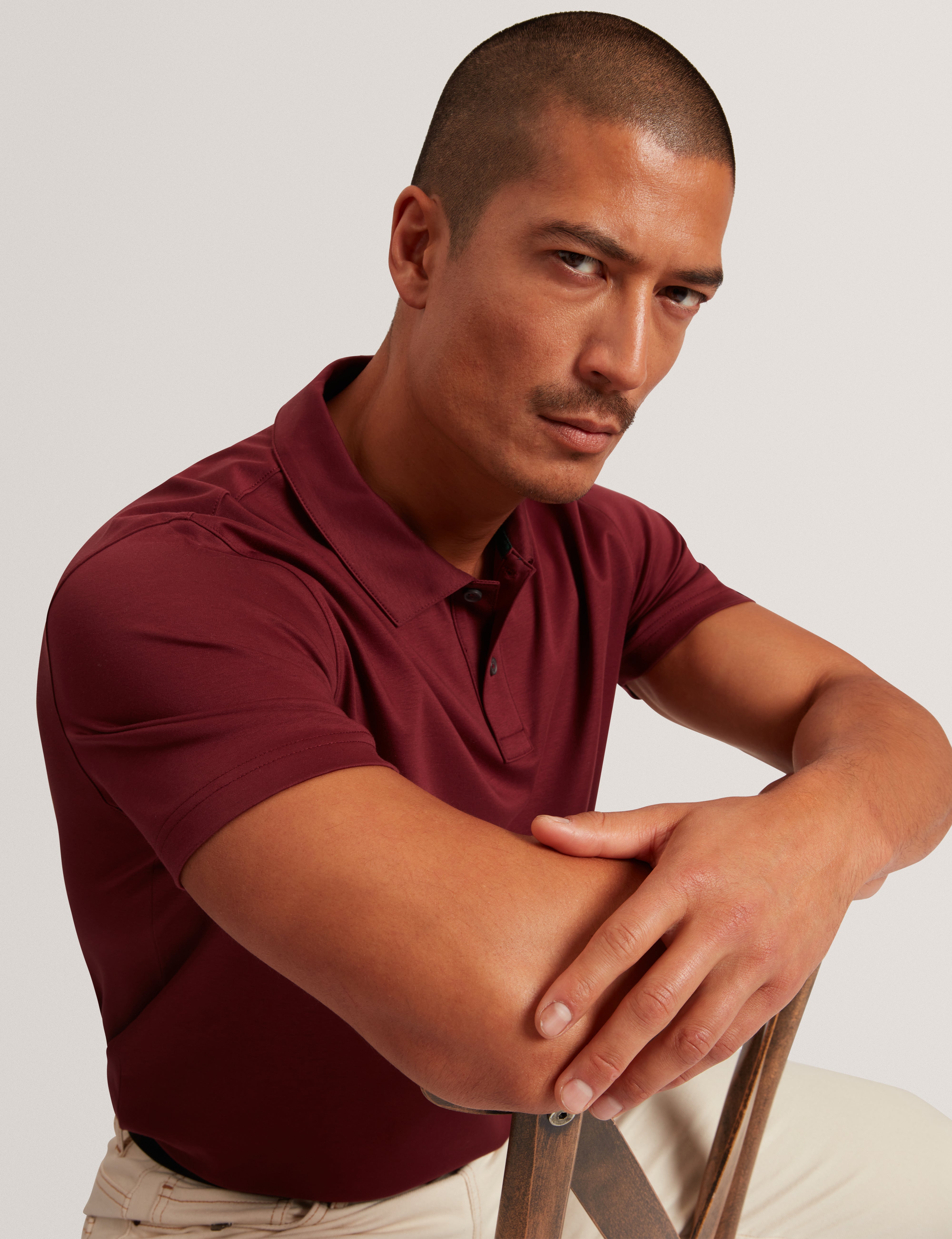 كونال قميص بولو بقماش ناعم لون كستنائي