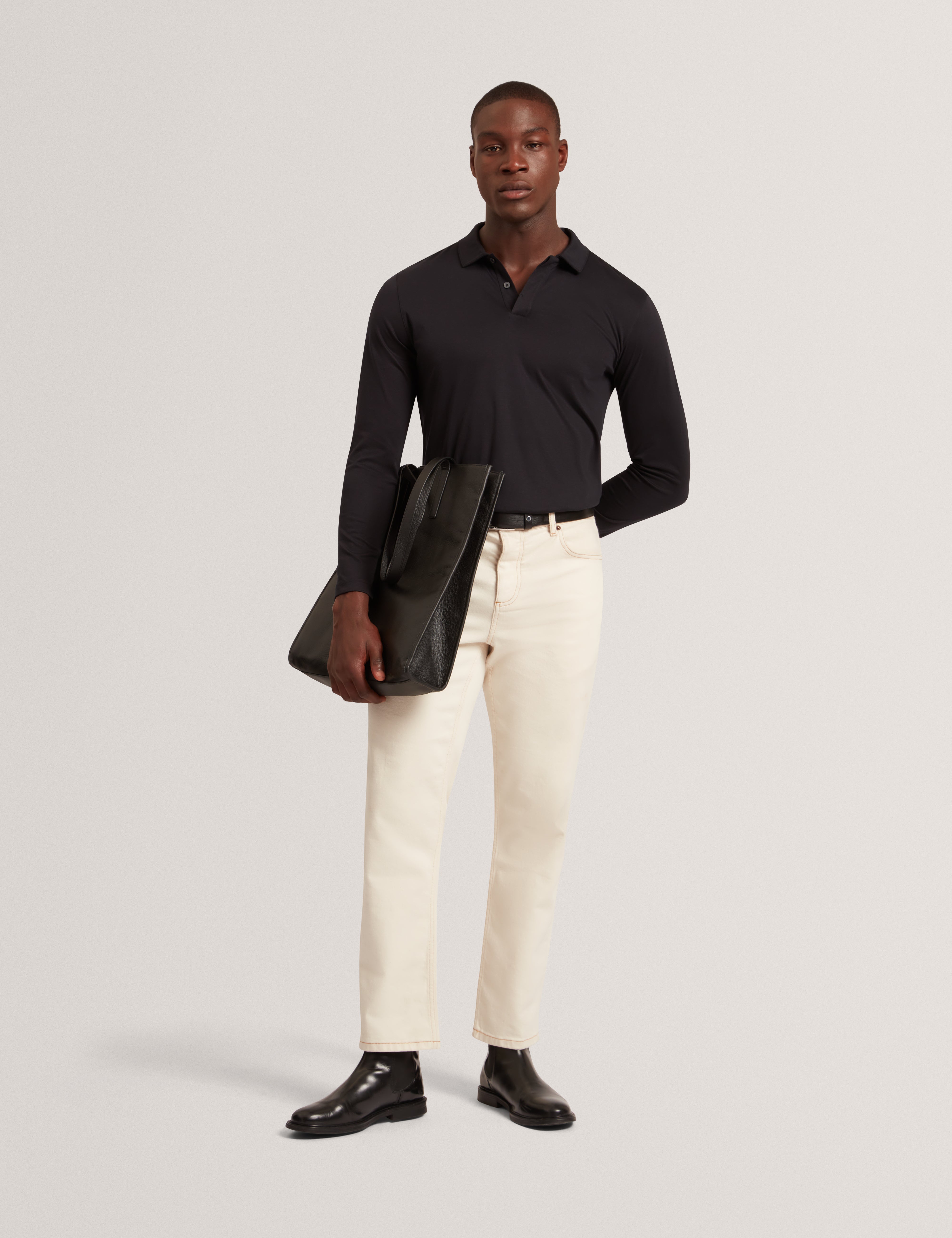 قميص بولو باللون الأسود