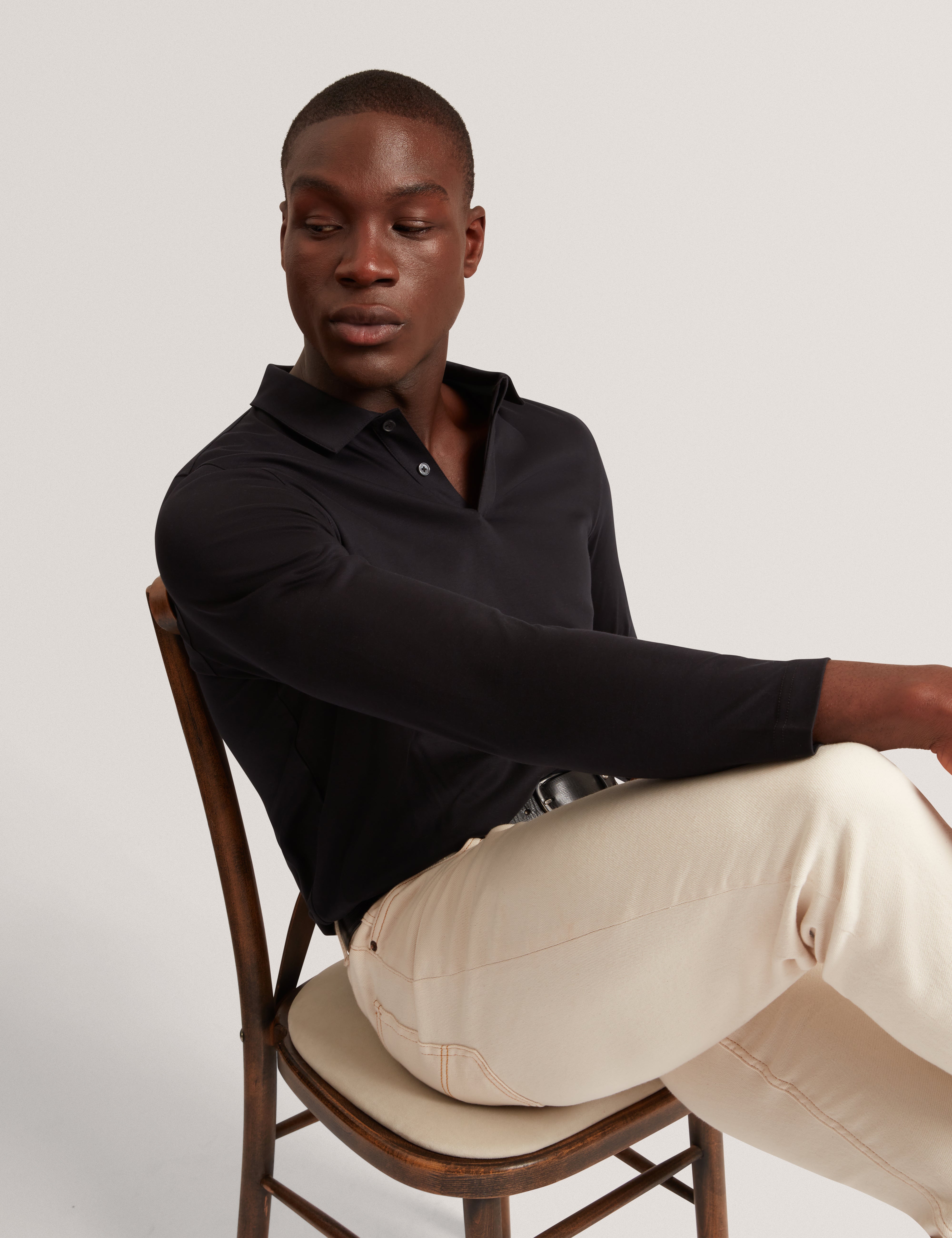 قميص بولو باللون الأسود