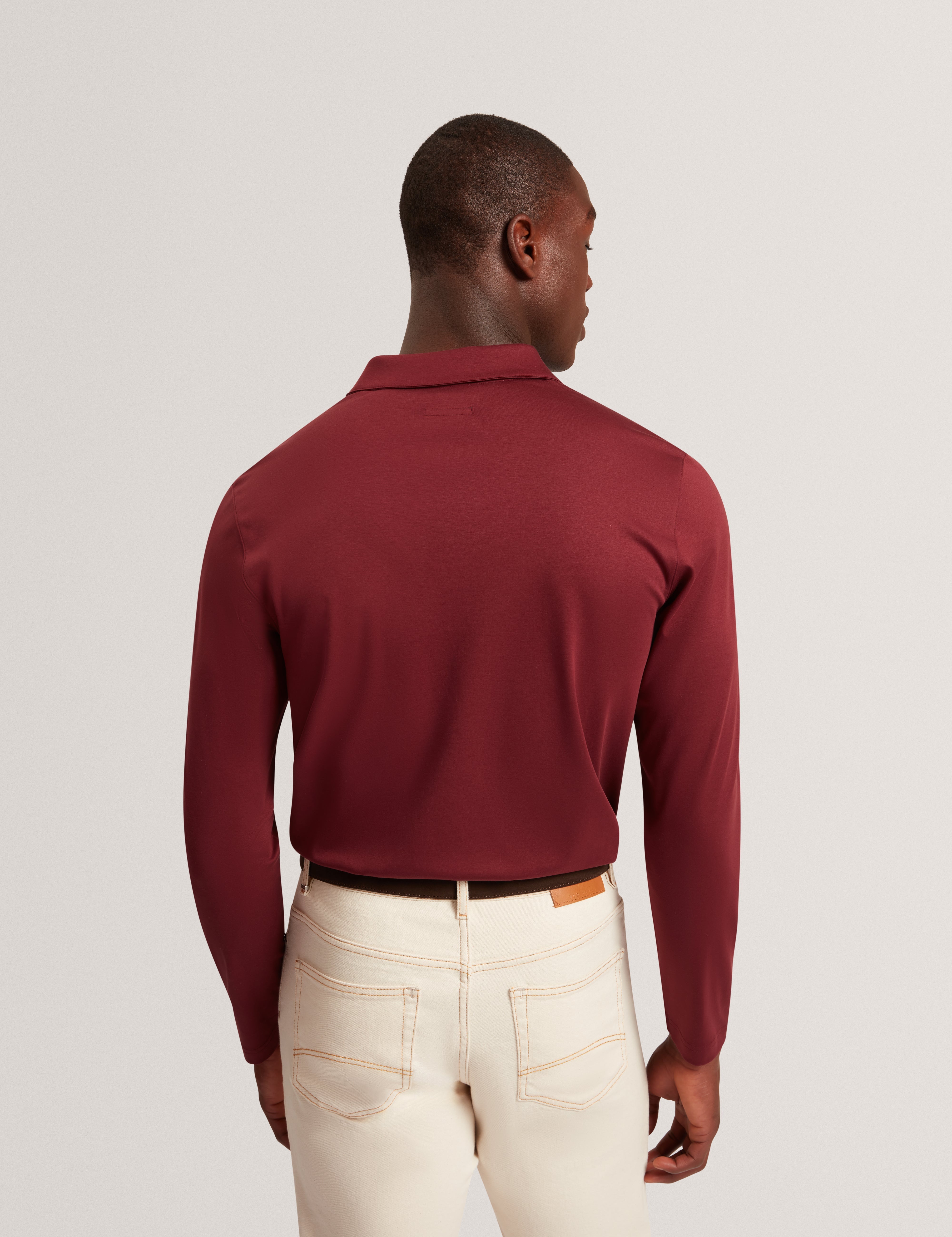 قميص بولو باللون الأحمر الداكن