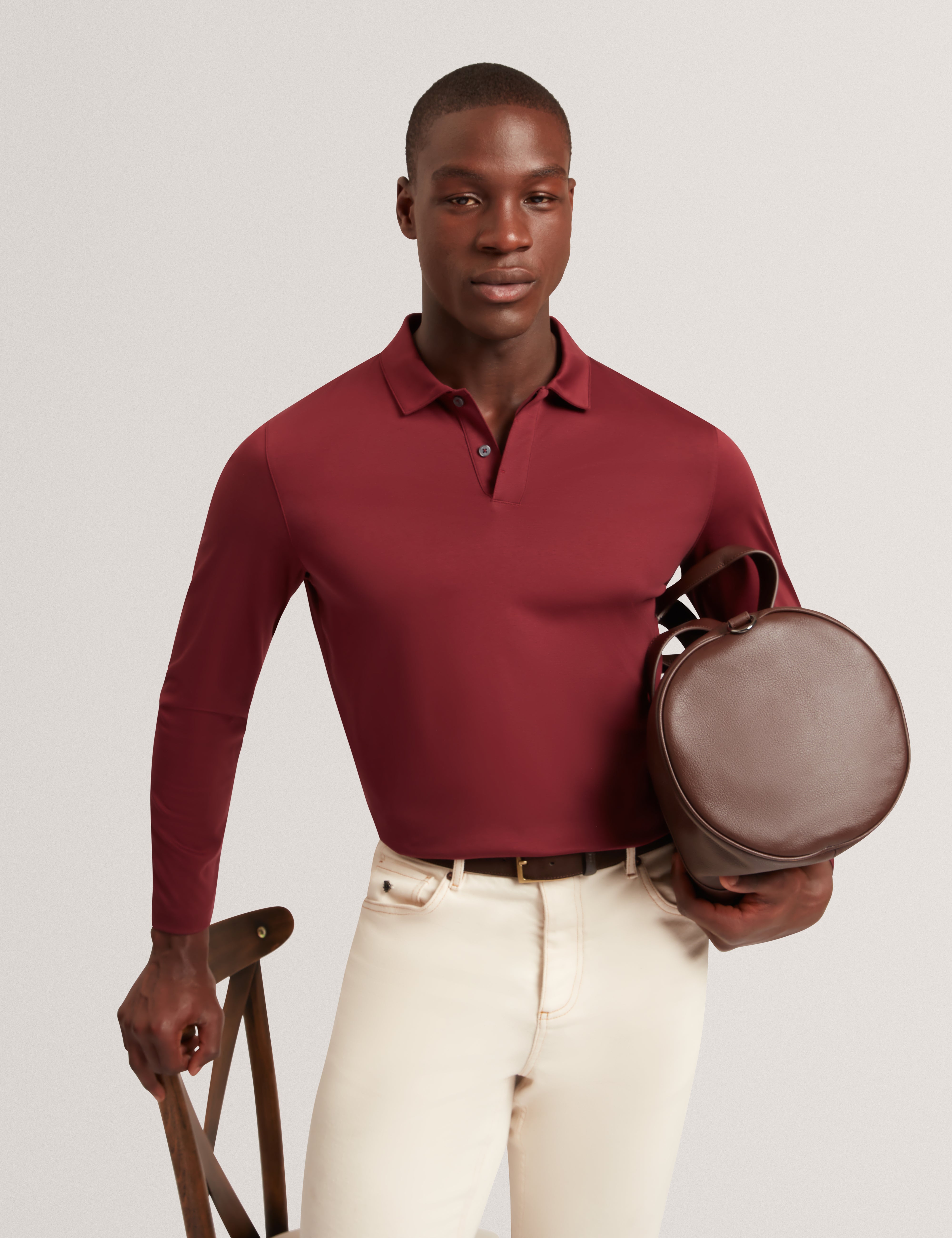 قميص بولو باللون الأحمر الداكن
