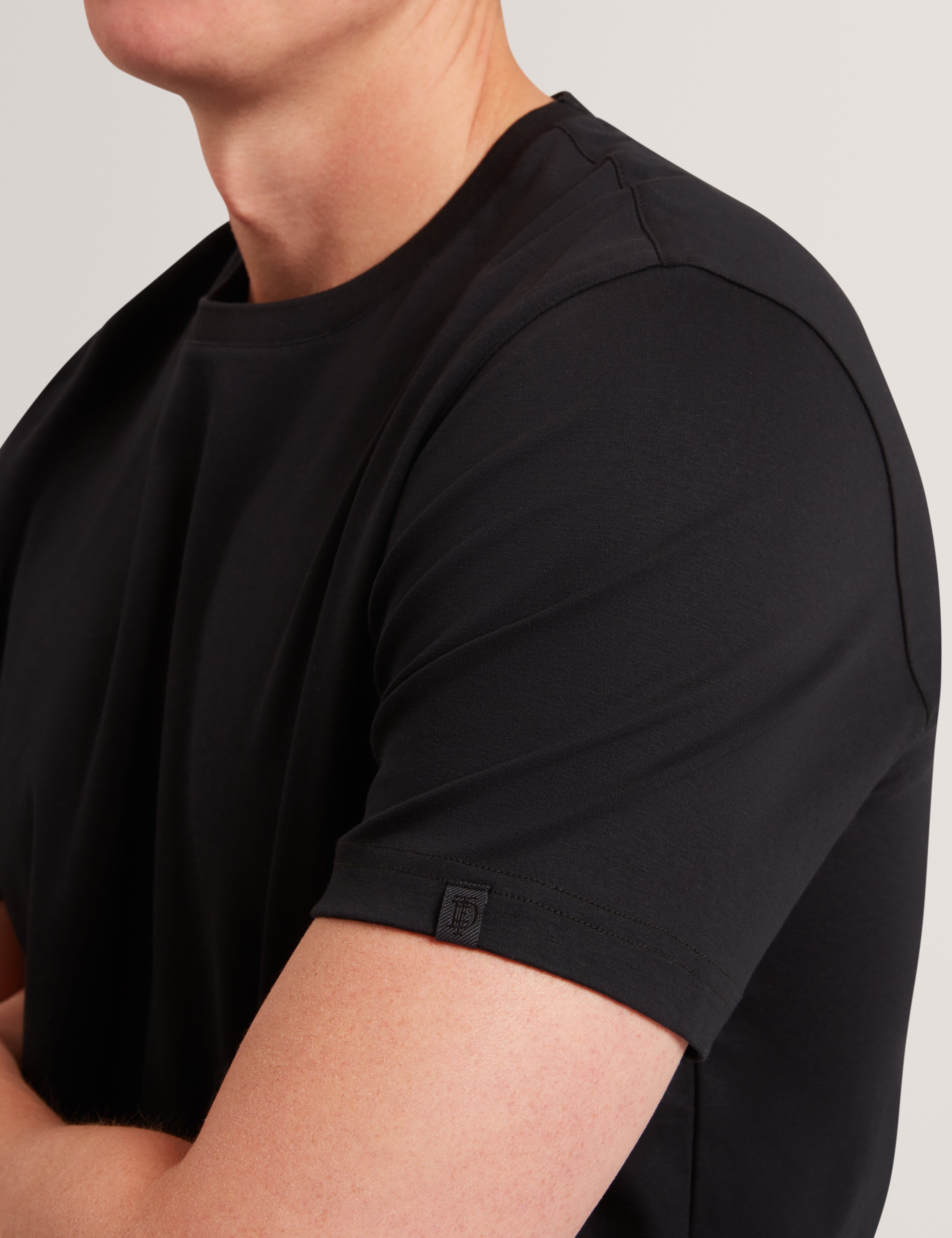 كونراد تيشيرت أسود بقماش ناعم