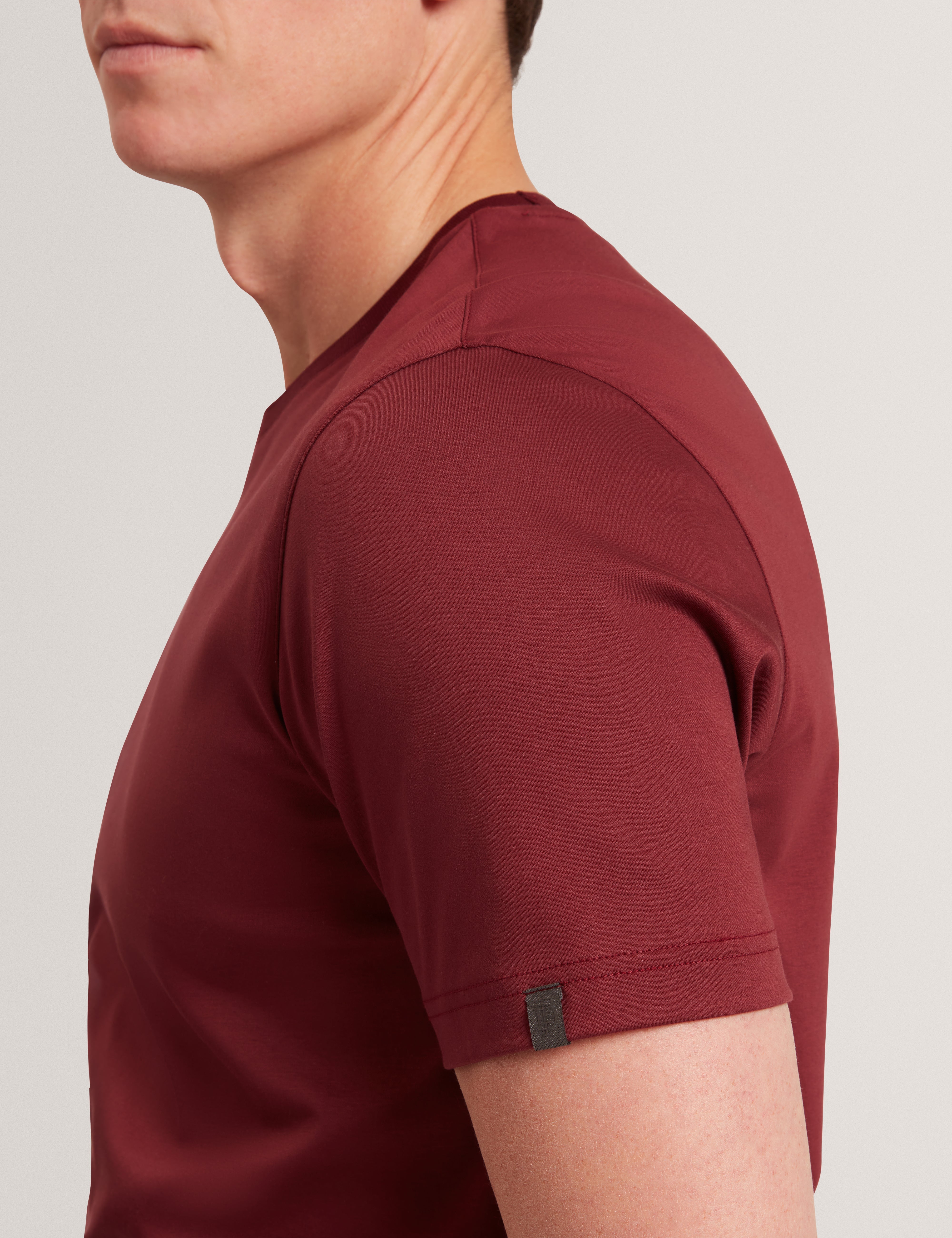 كونراد تيشيرت أحمر داكن بقماش ناعم