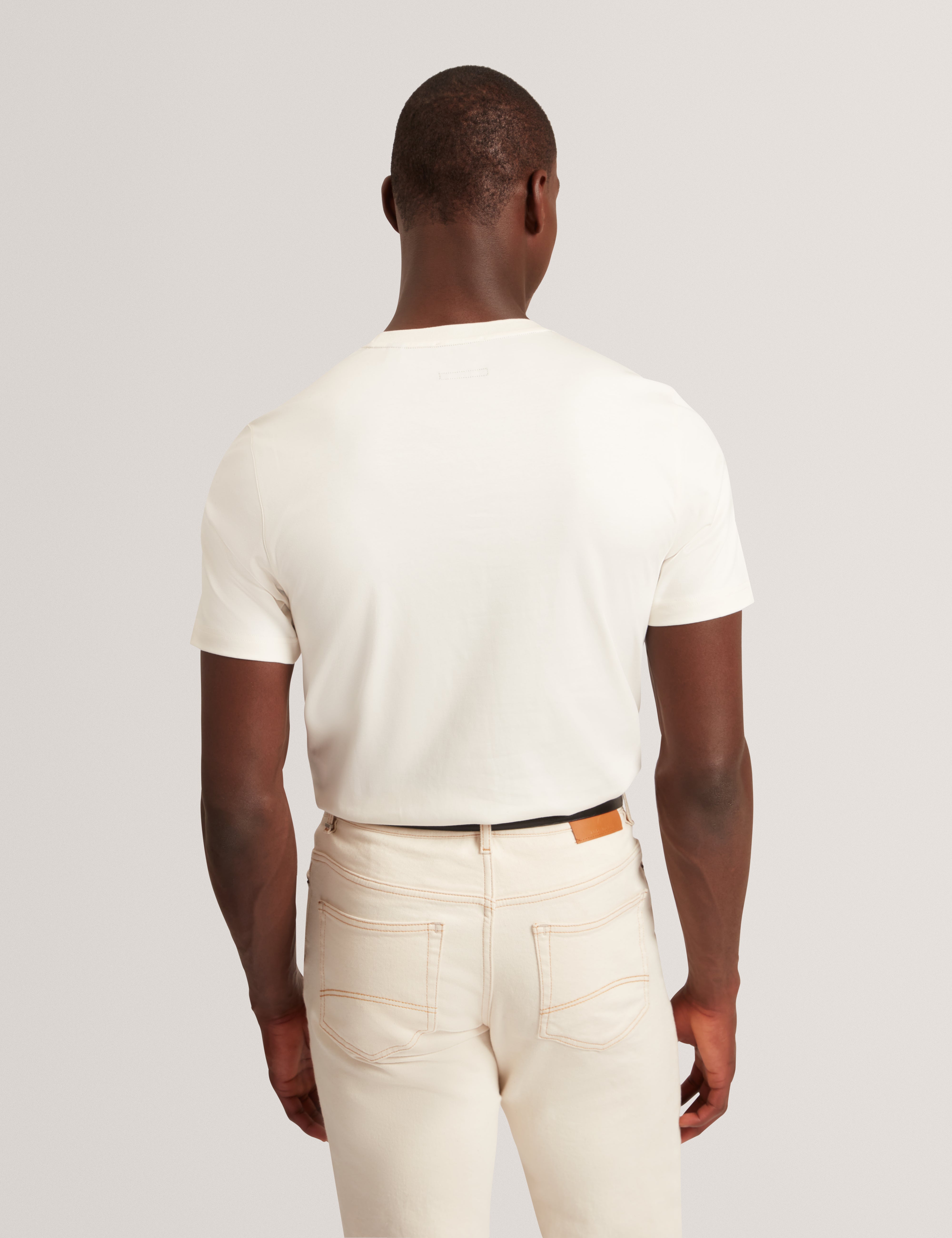 تي شيرت كونراد أبيض بأكمام قصيرة وملمس ناعم