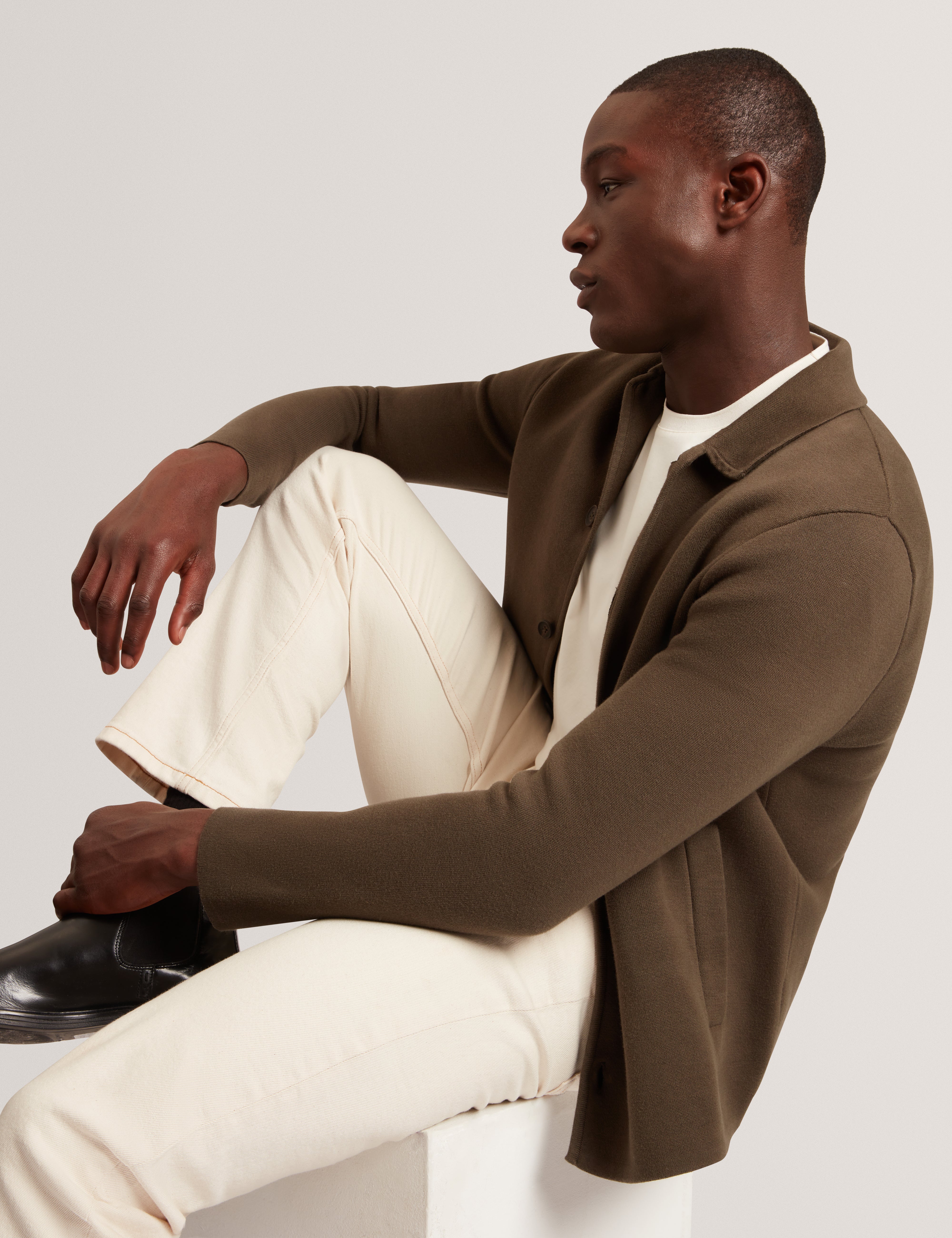 تي شيرت كونراد أبيض بأكمام قصيرة وملمس ناعم