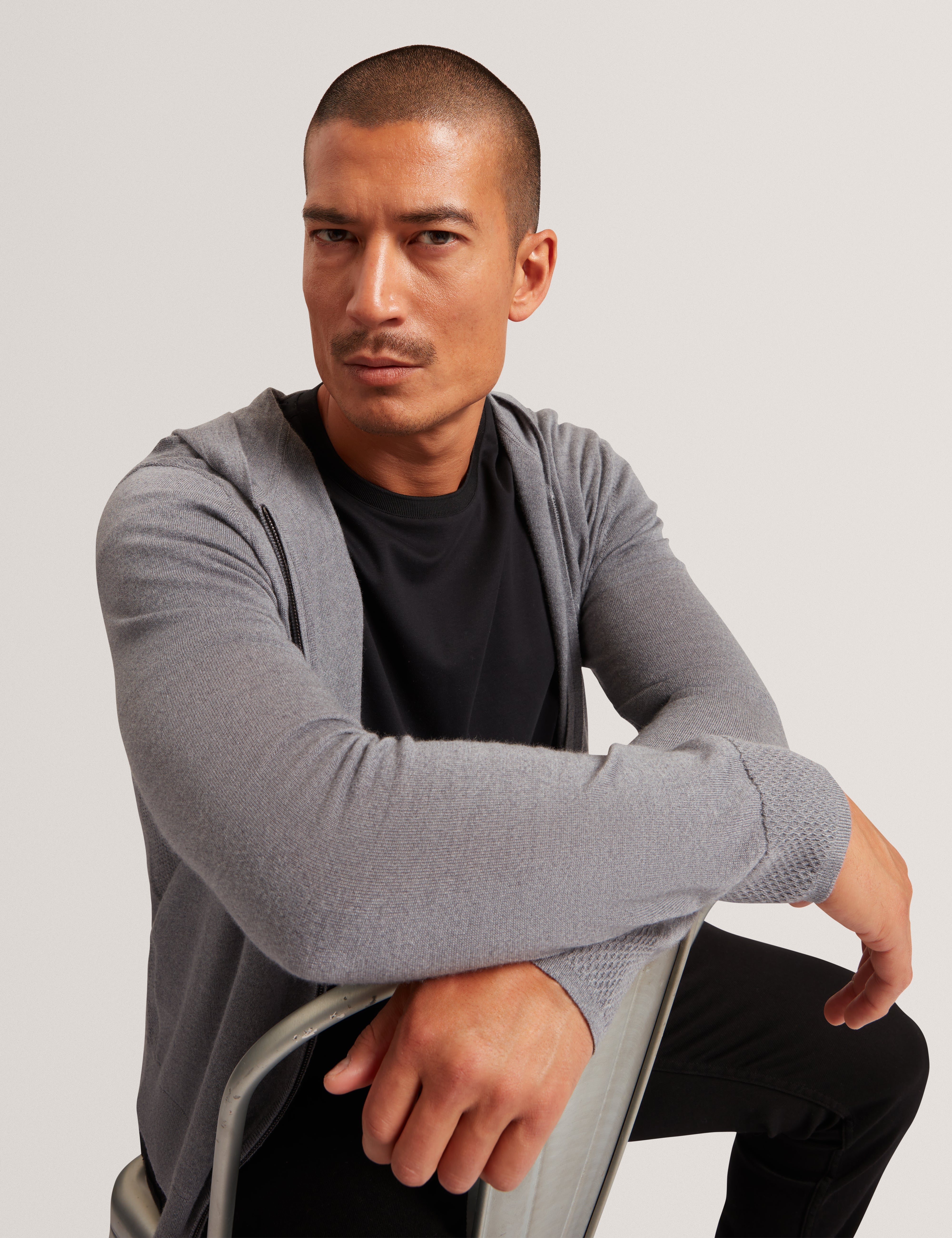 تارنس هودي محبوكة باللون الرمادي المتوسط