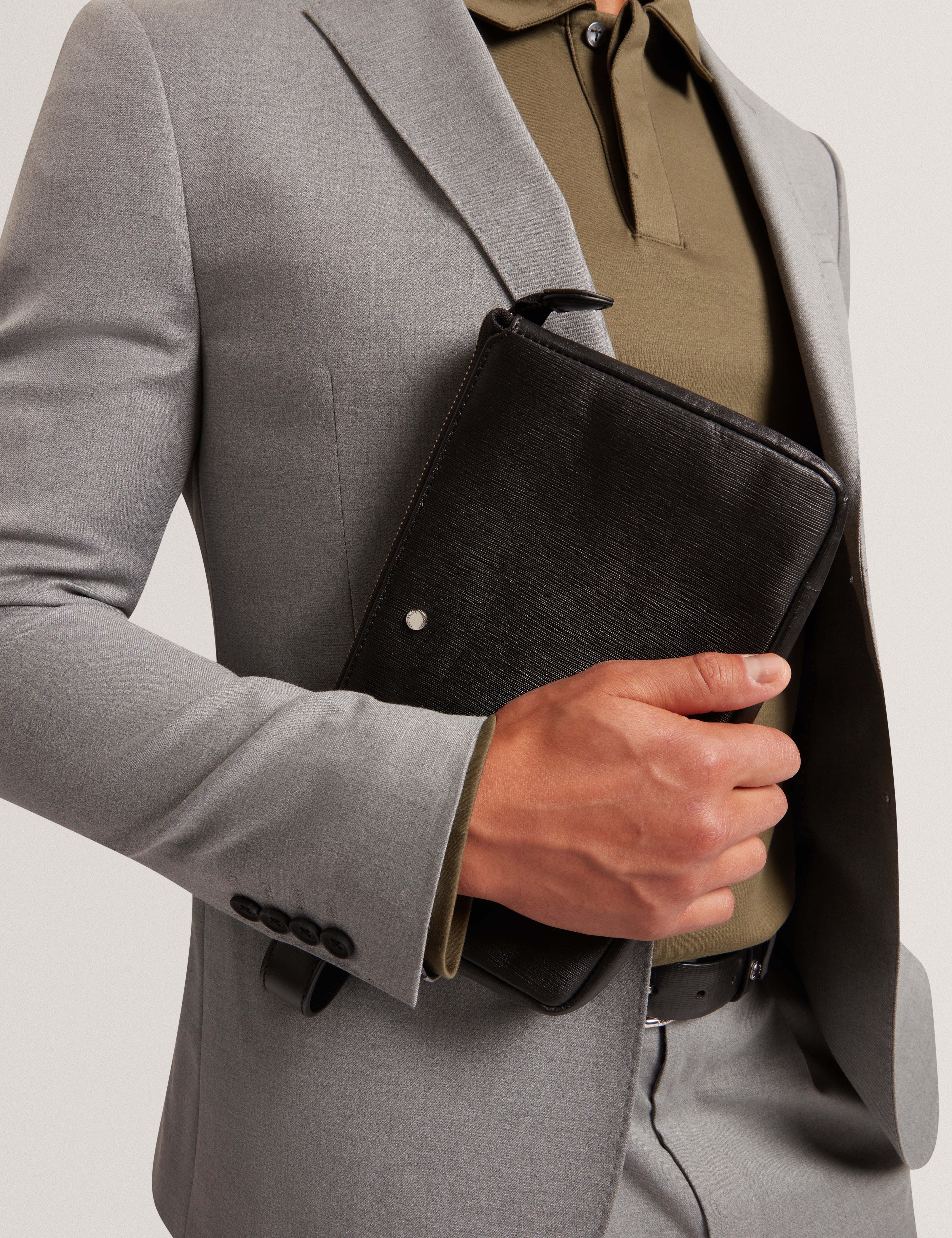 Barrnet Bark Texture Leather Pouch Black