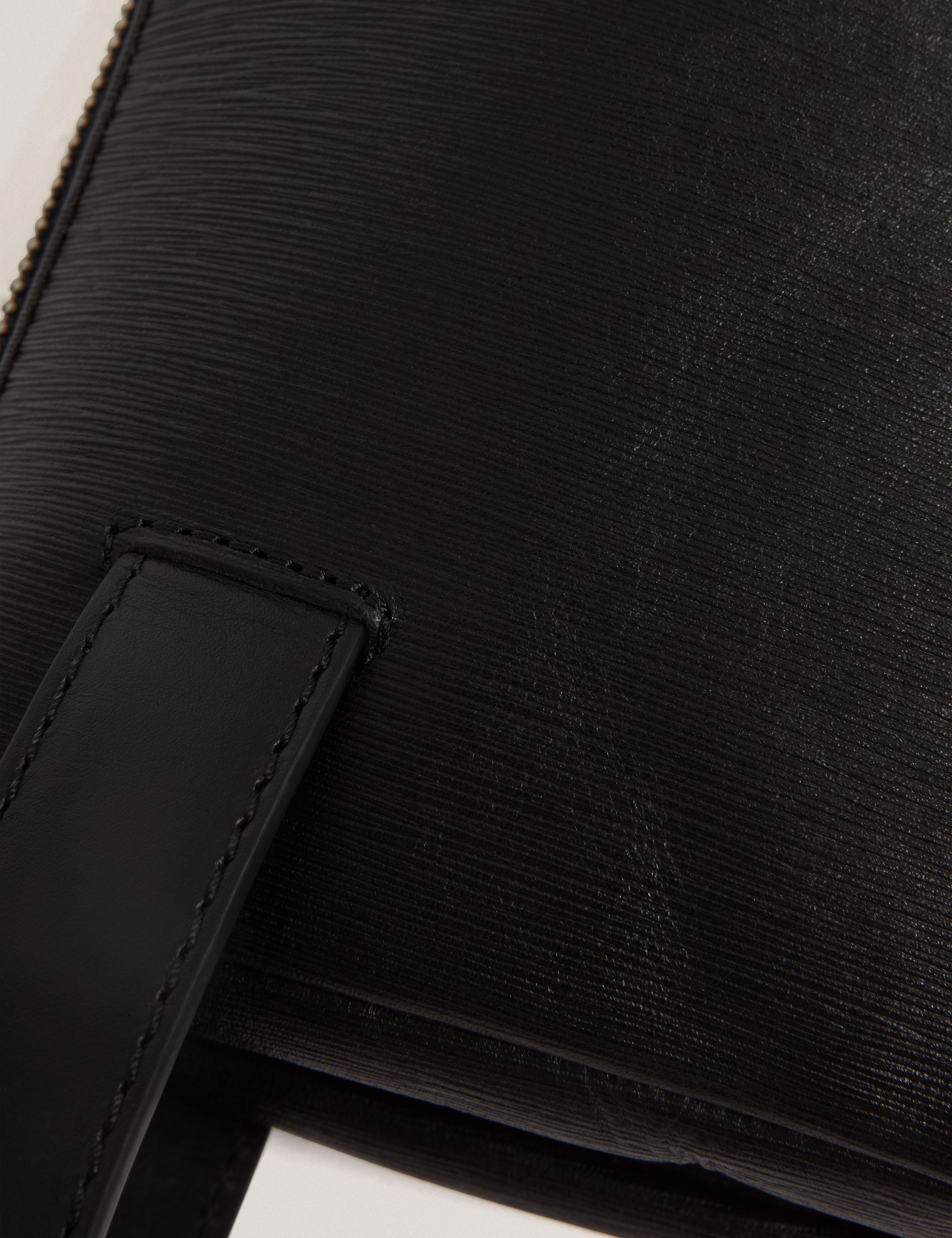 Barrnet Bark Texture Leather Pouch Black