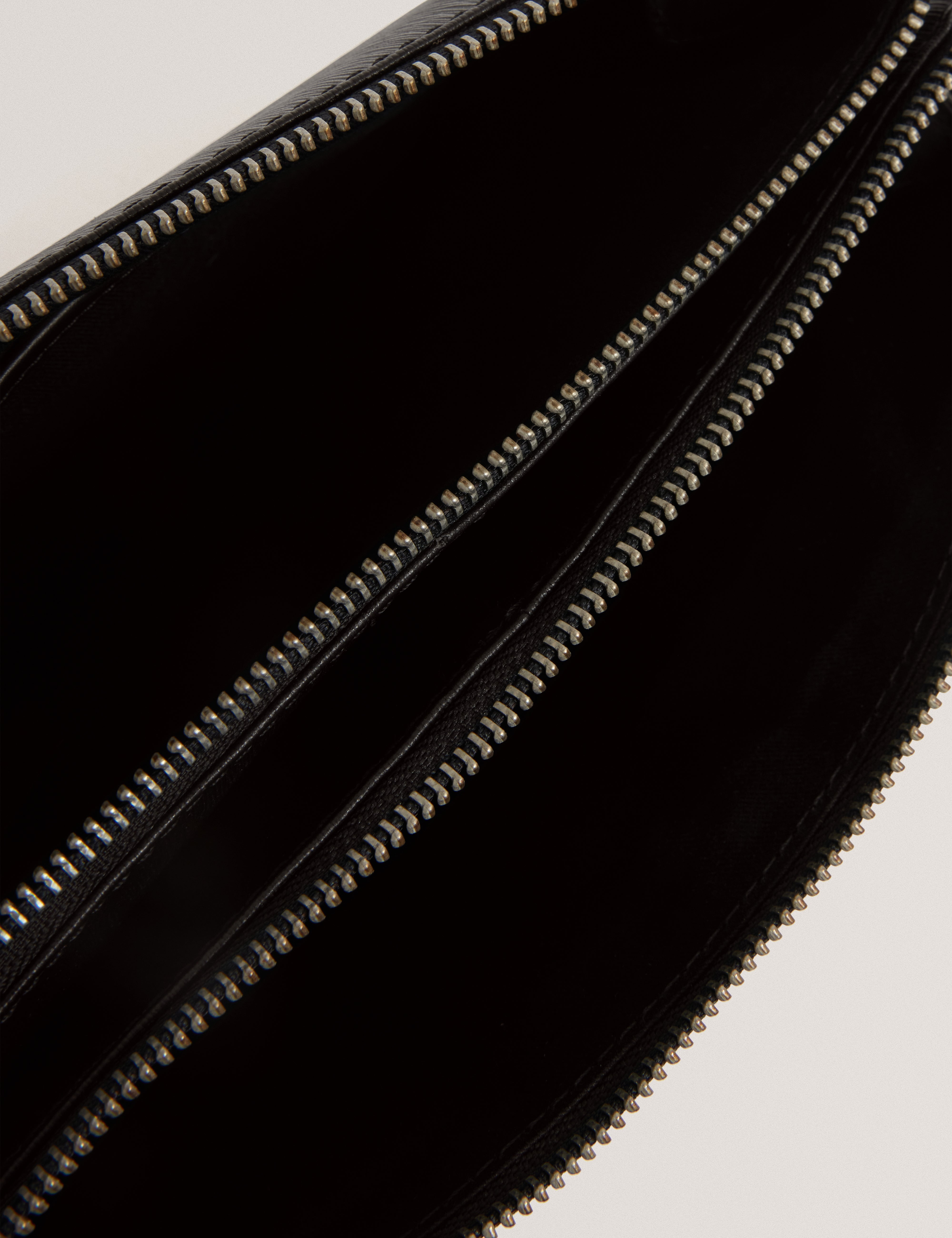 Barrnet Bark Texture Leather Pouch Black