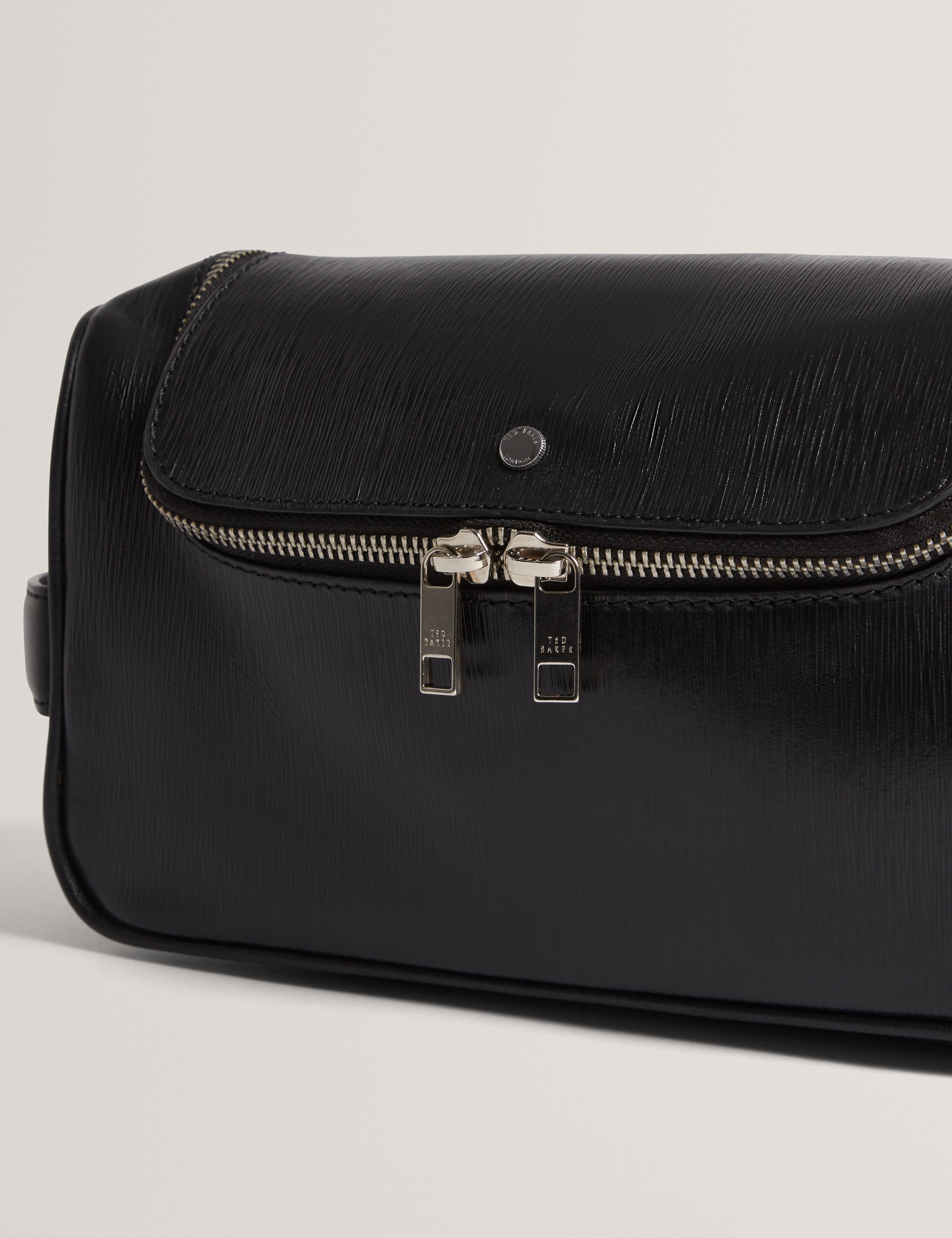 باكسلي بارك حقيبة مستلزمات شخصية سوداء من الجلد 