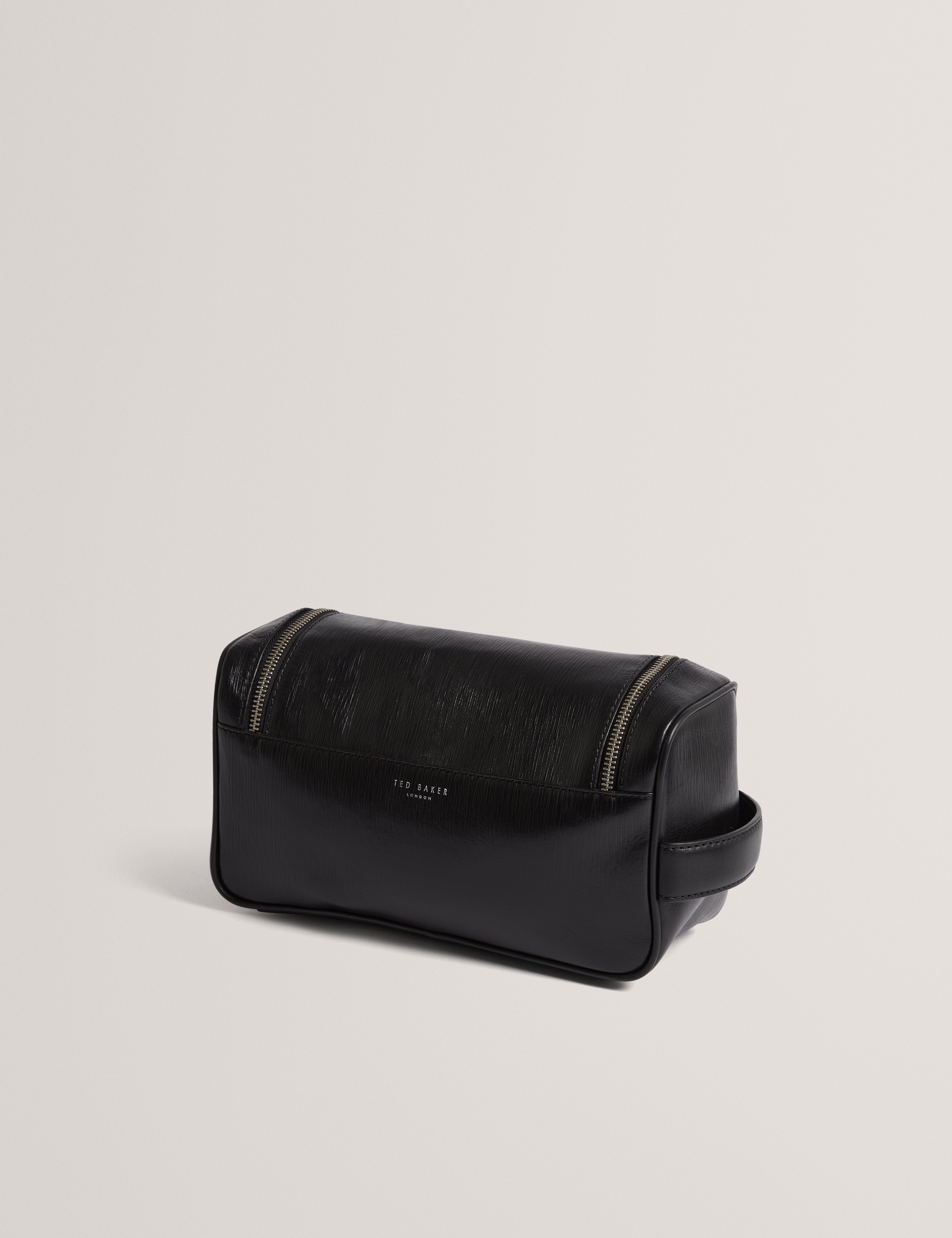 باكسلي بارك حقيبة مستلزمات شخصية سوداء من الجلد 