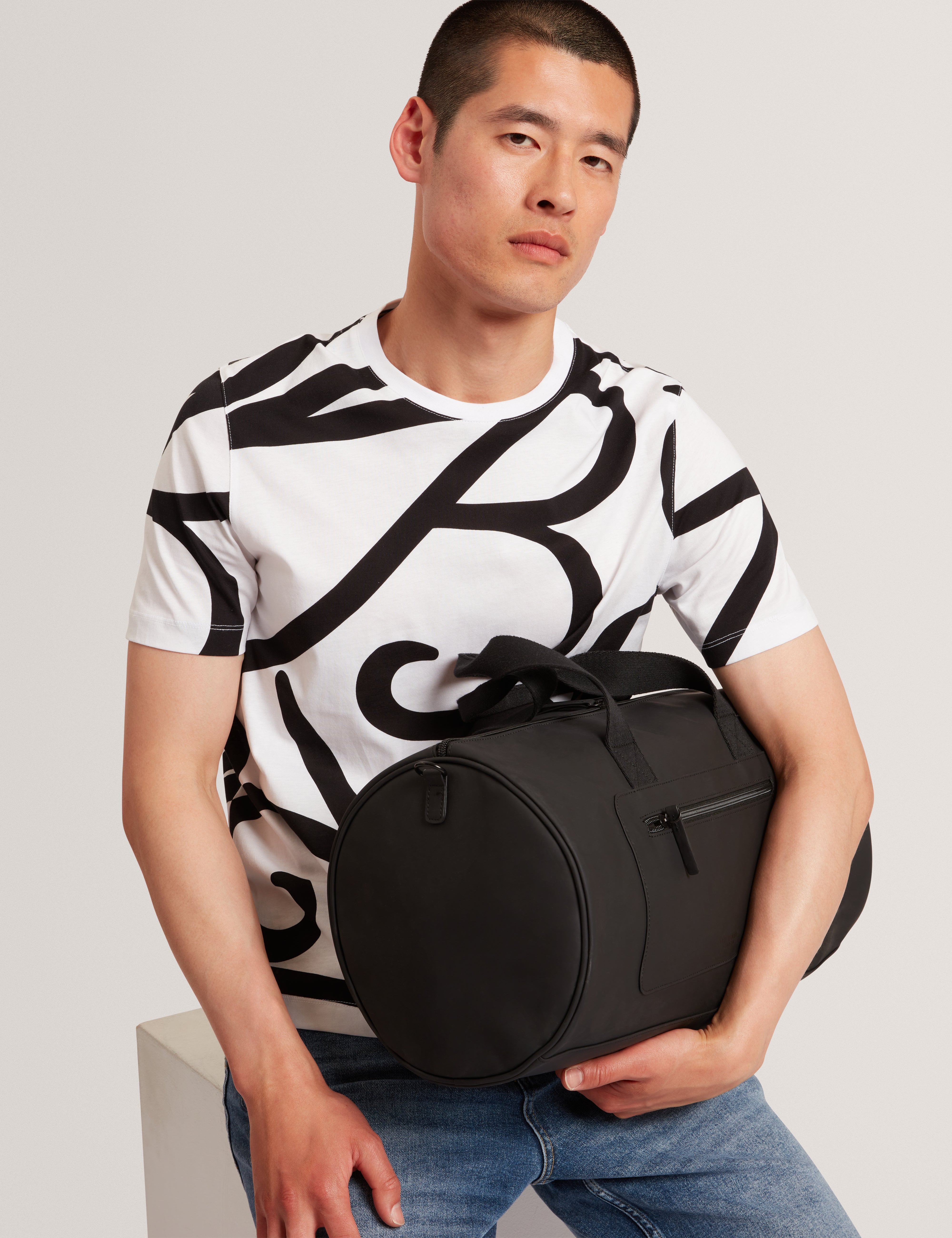 حقيبة يد ريلاند المطاطية المصنوعة من مادة البولي يوريثان باللون الأسود