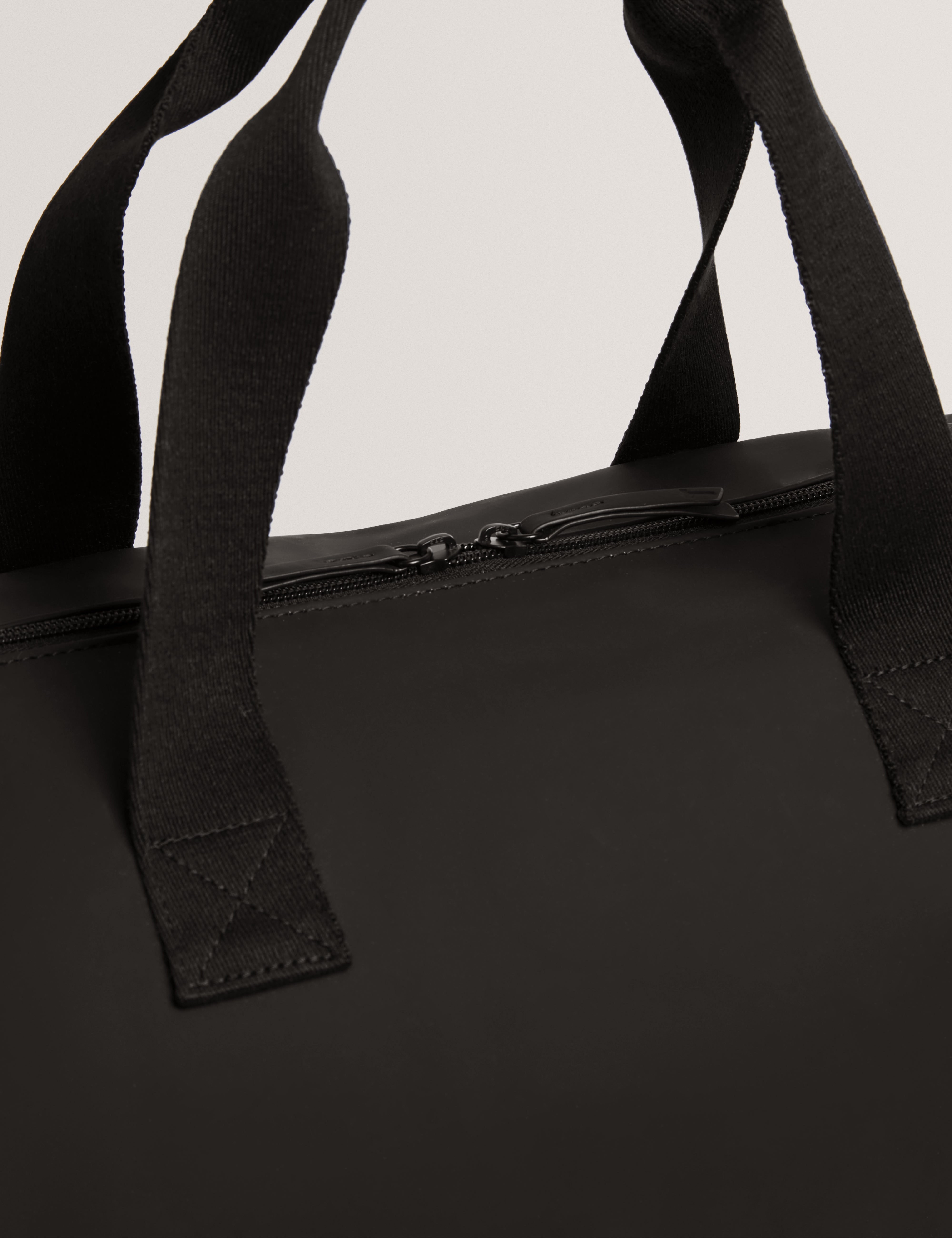 حقيبة يد ريلاند المطاطية المصنوعة من مادة البولي يوريثان باللون الأسود