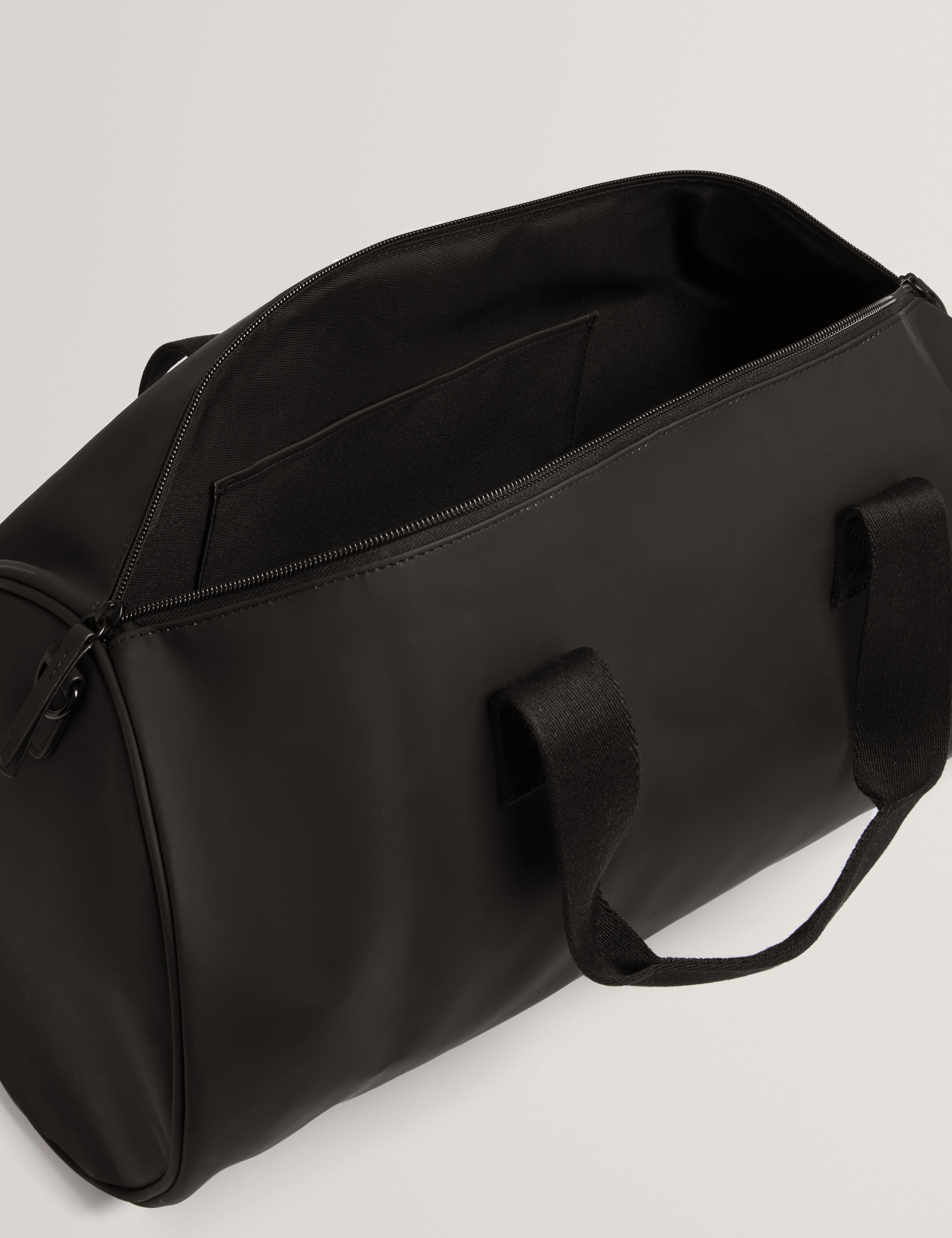 حقيبة يد ريلاند المطاطية المصنوعة من مادة البولي يوريثان باللون الأسود