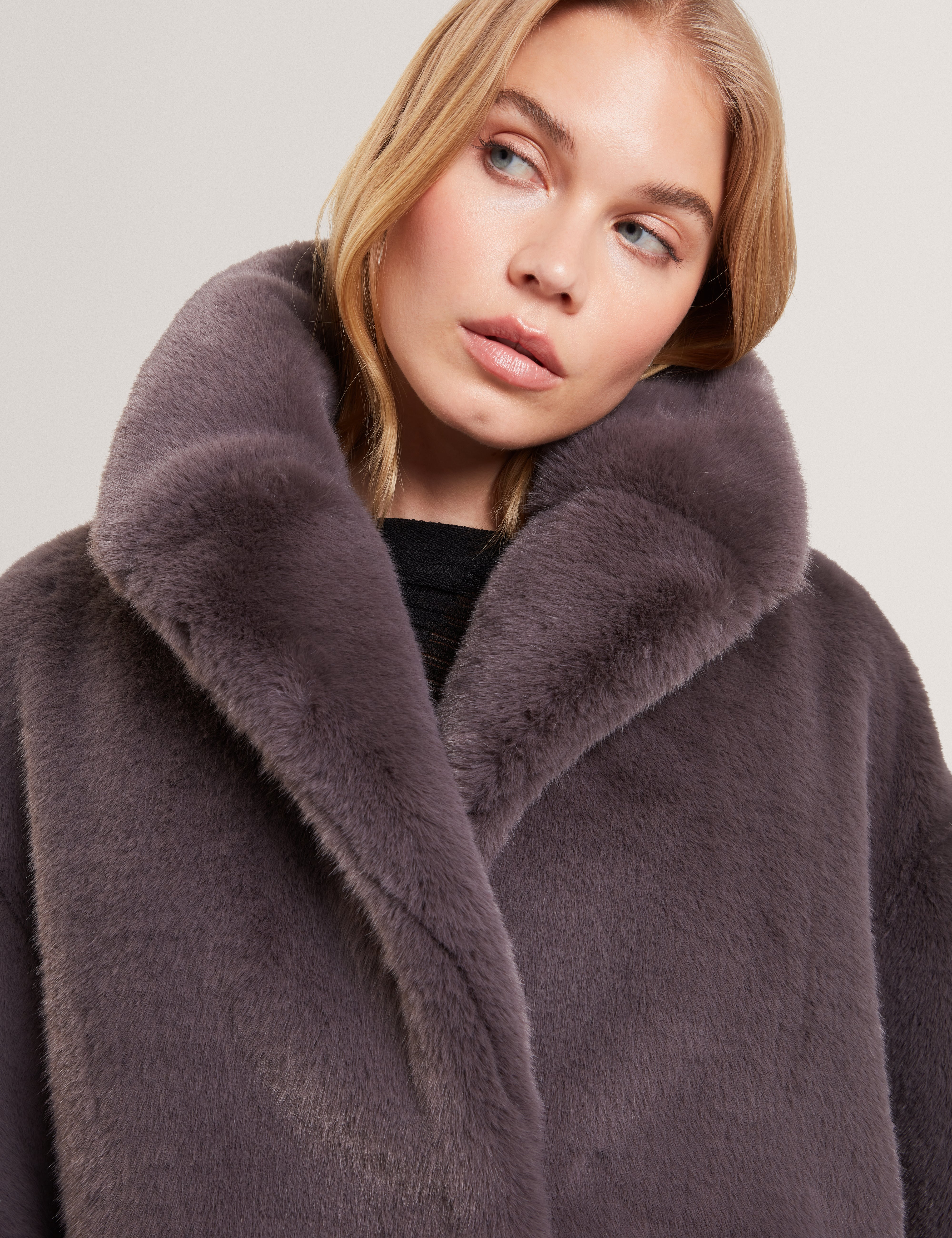 فييلا معطف قصير من الفرو