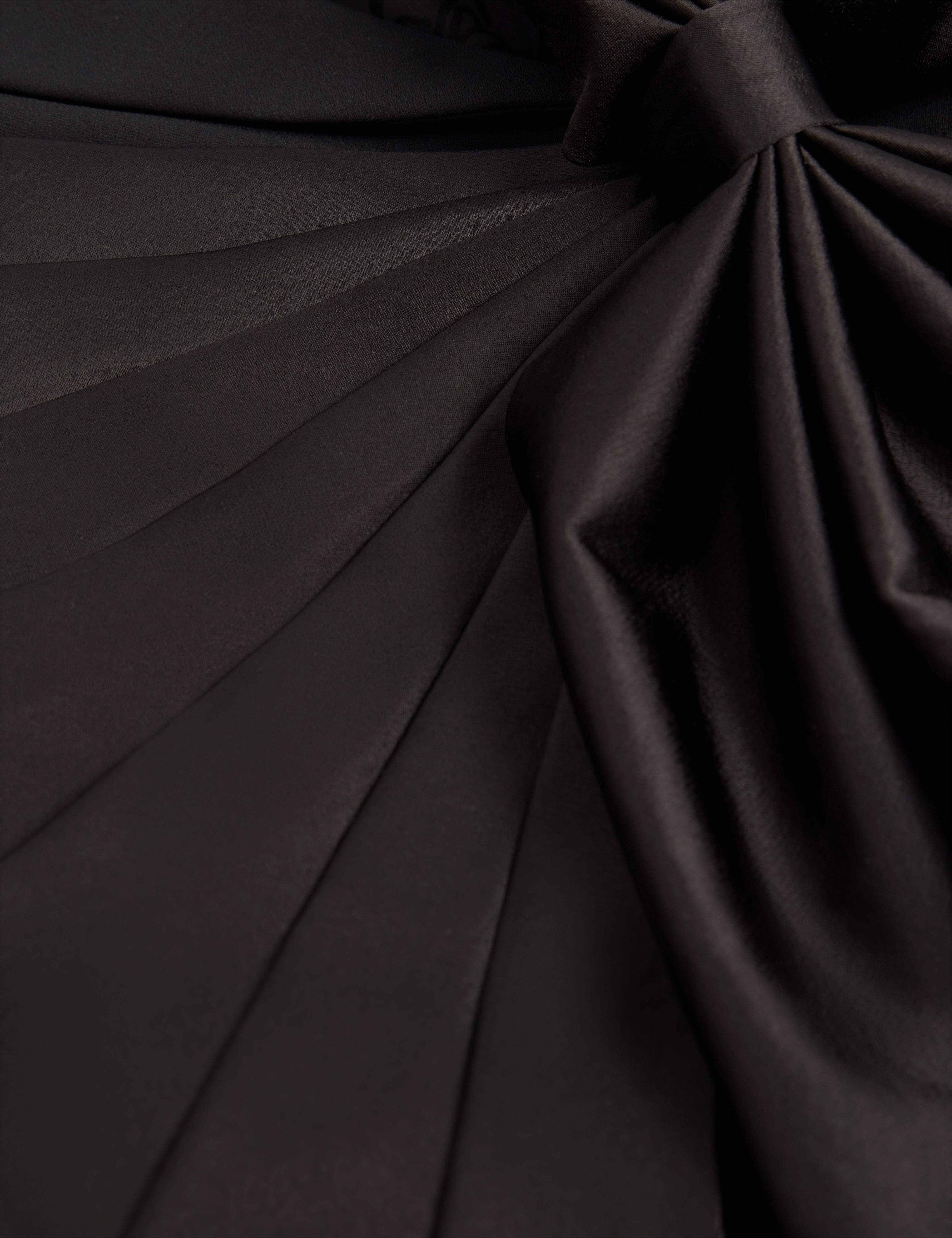 زيني بليزر سوداء مع عقدة ساتان