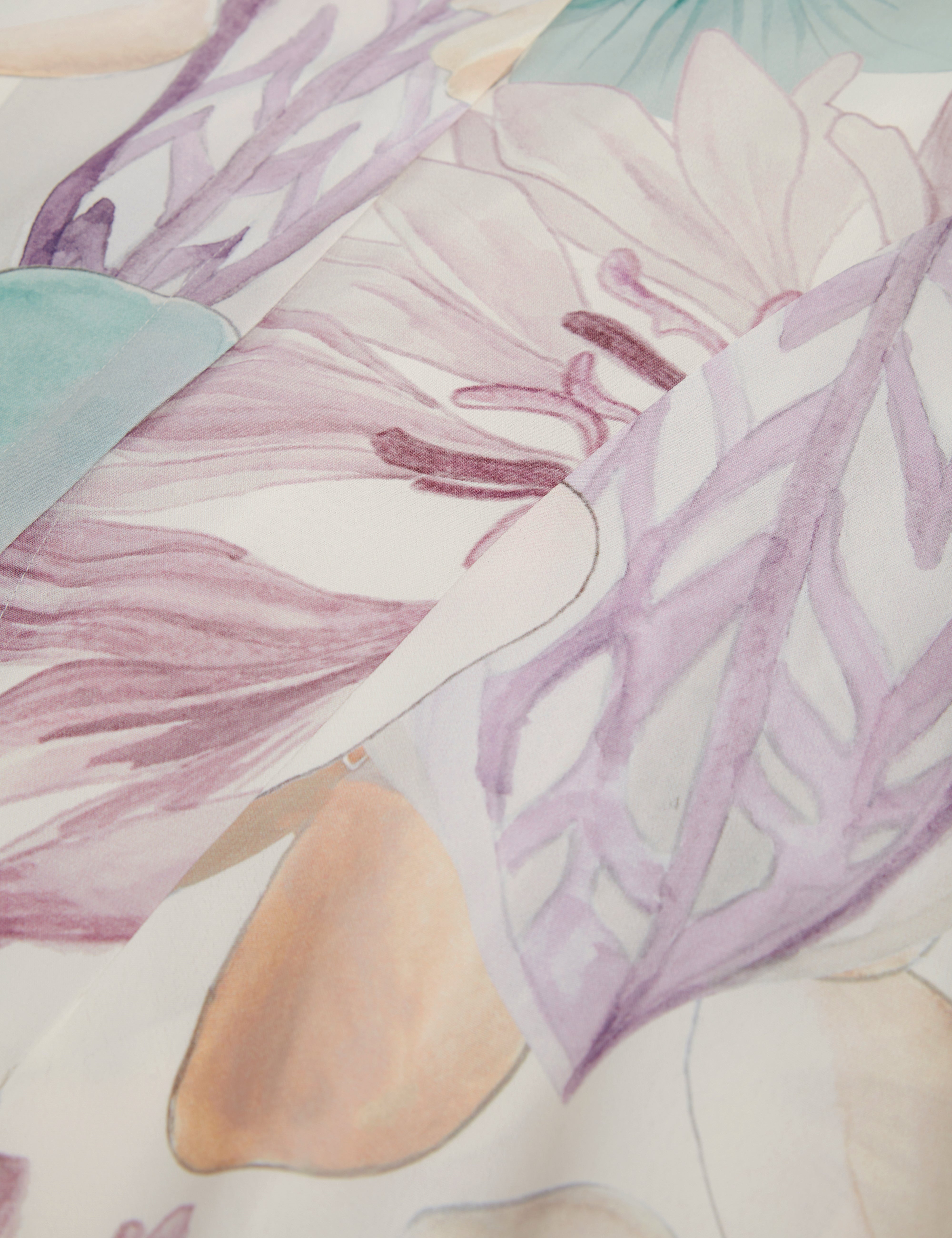 مايها فستان أبيض قصير بنمط قميص مطبّع