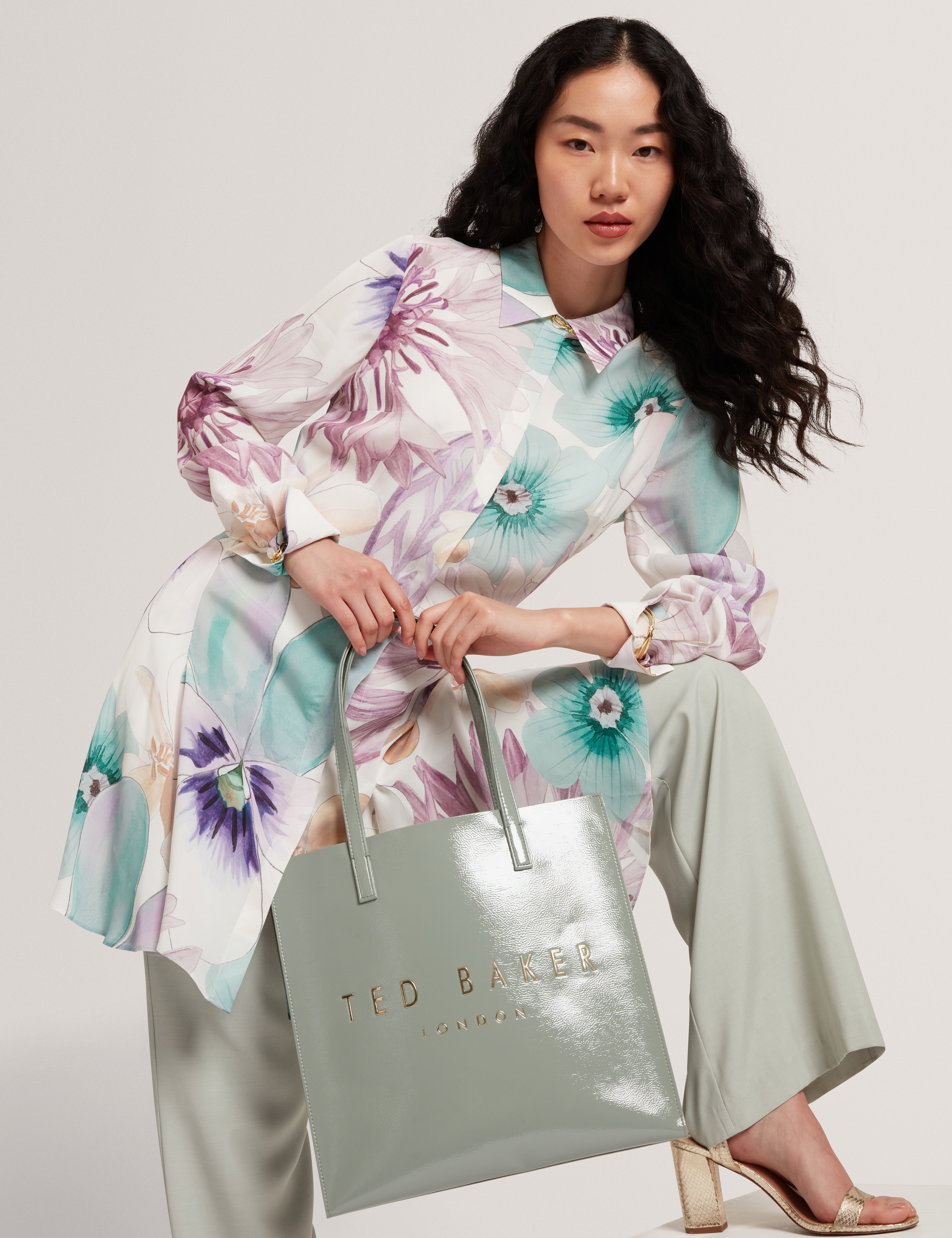 مايها فستان أبيض قصير بنمط قميص مطبّع