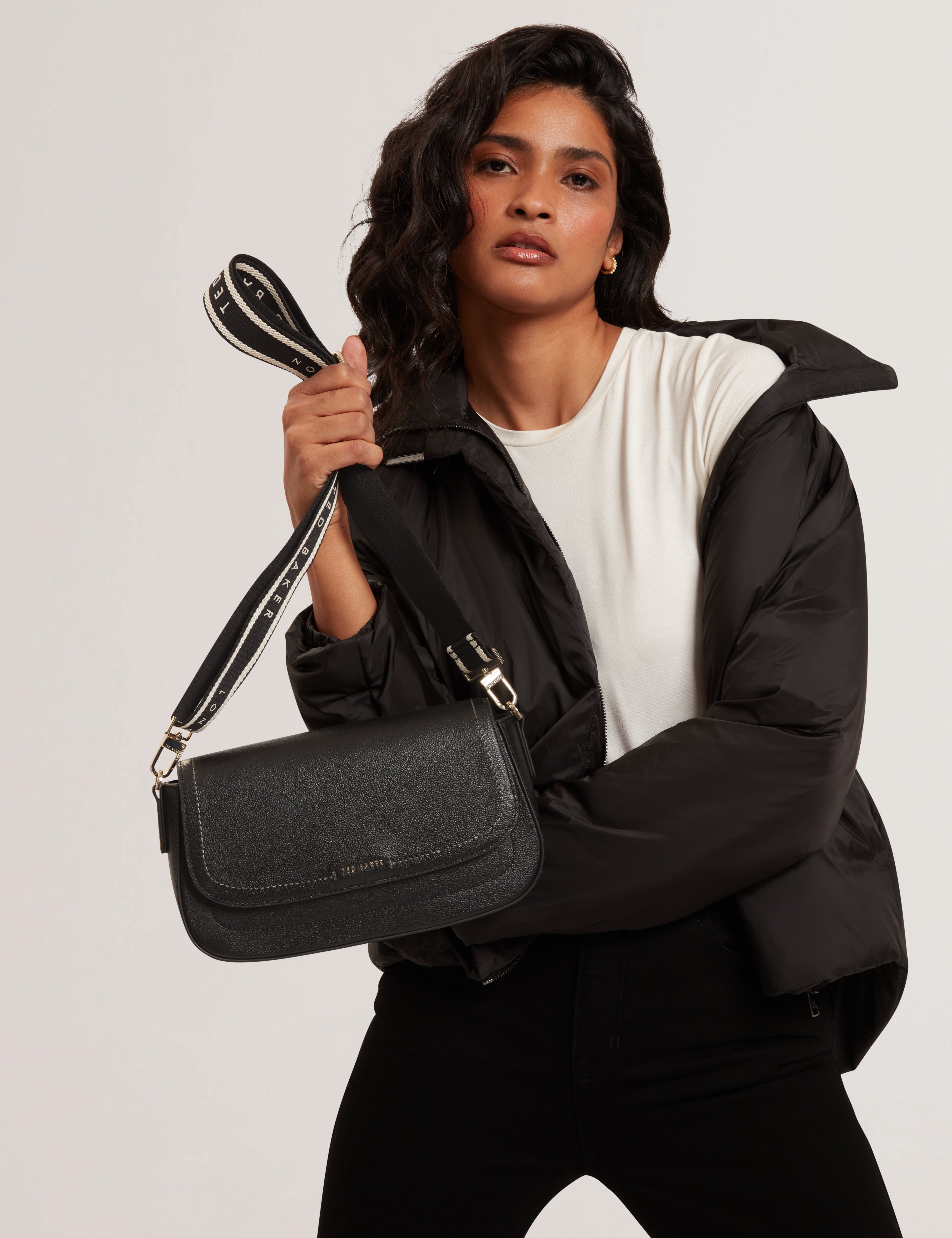 لويز حقيبة كروس بودي سوداء من الجلد