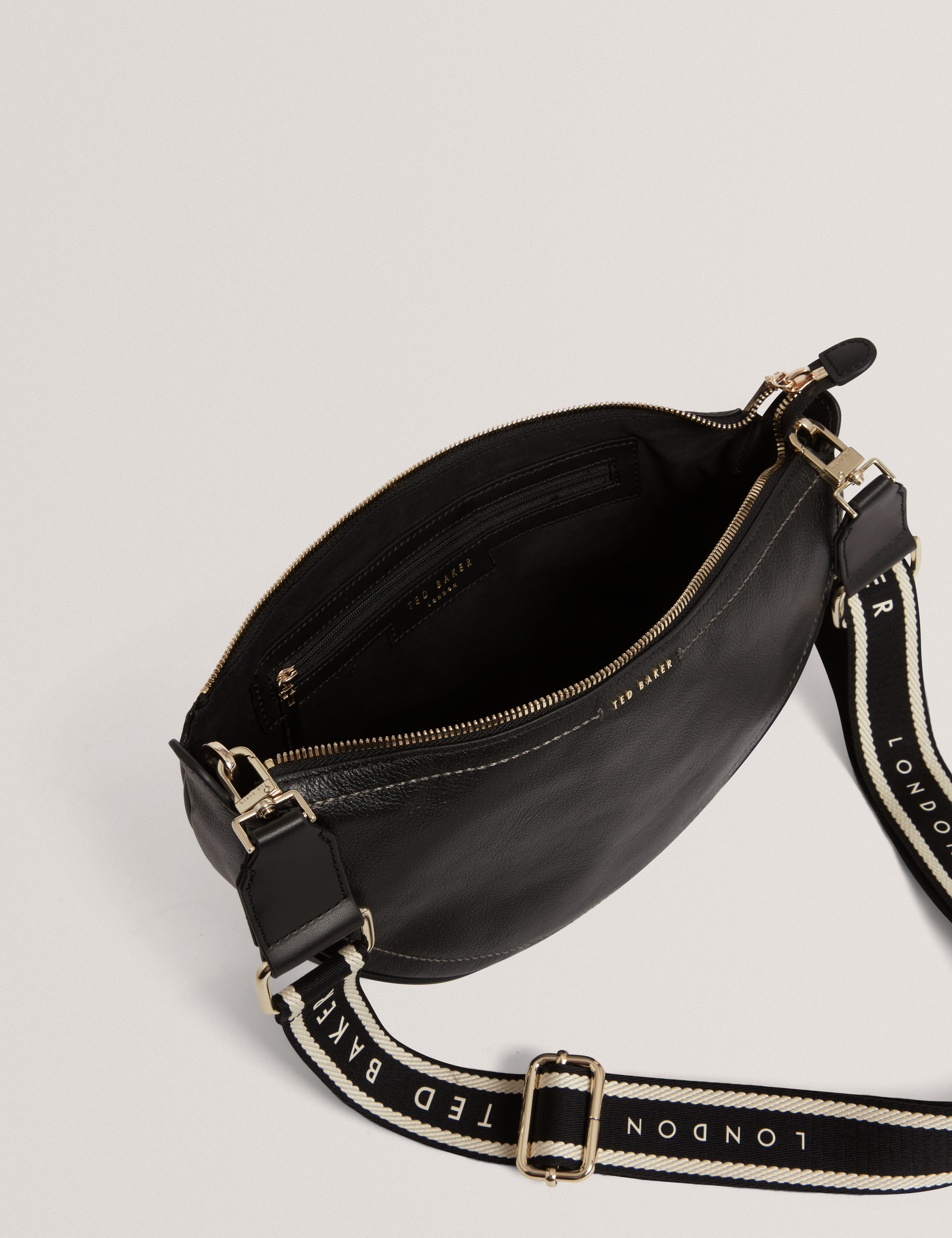 لورين حقيبة كروس بودي سوداء بتصميم نصف قمر