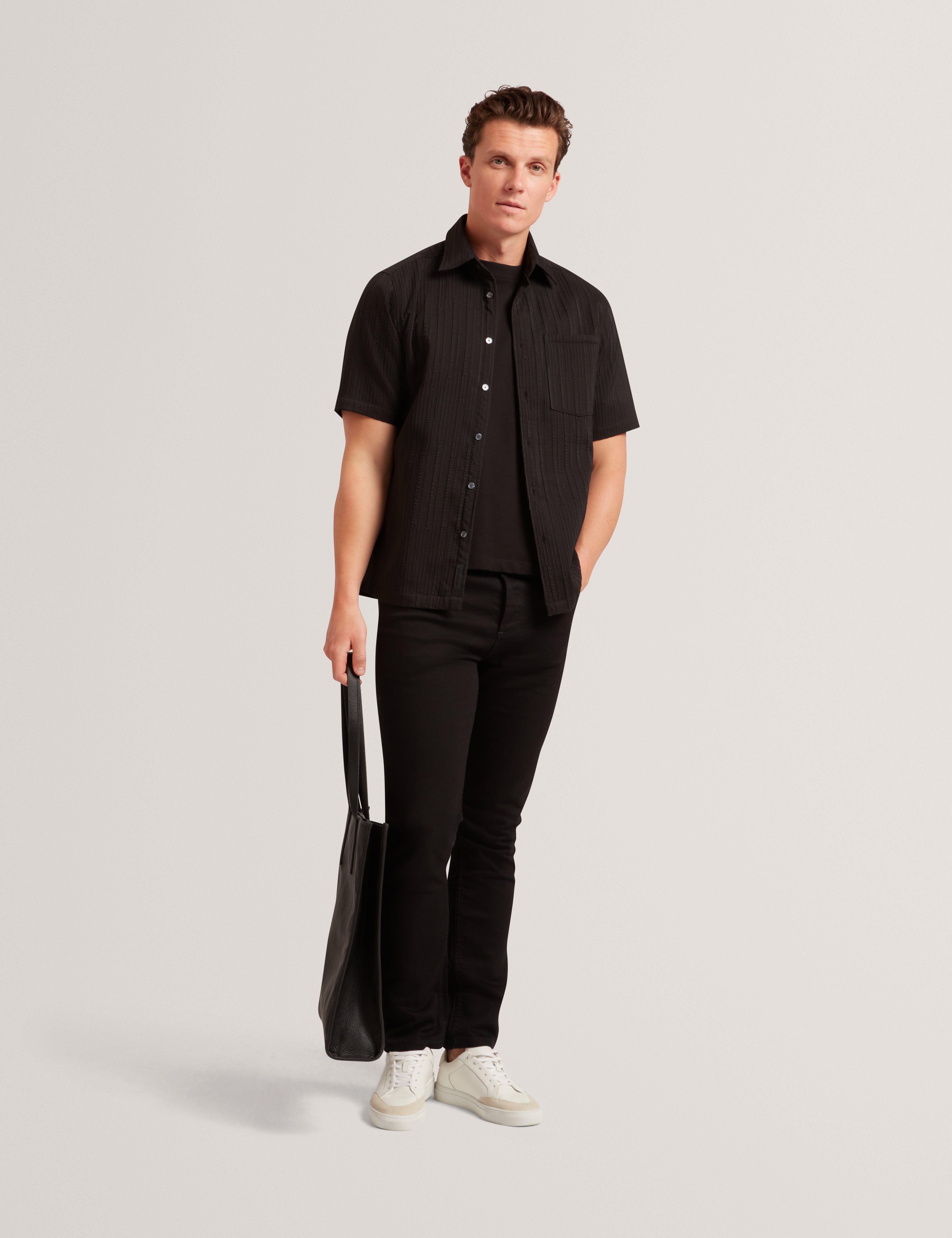 لوكا تيشيرت أسود بشعار العلامة التجارية