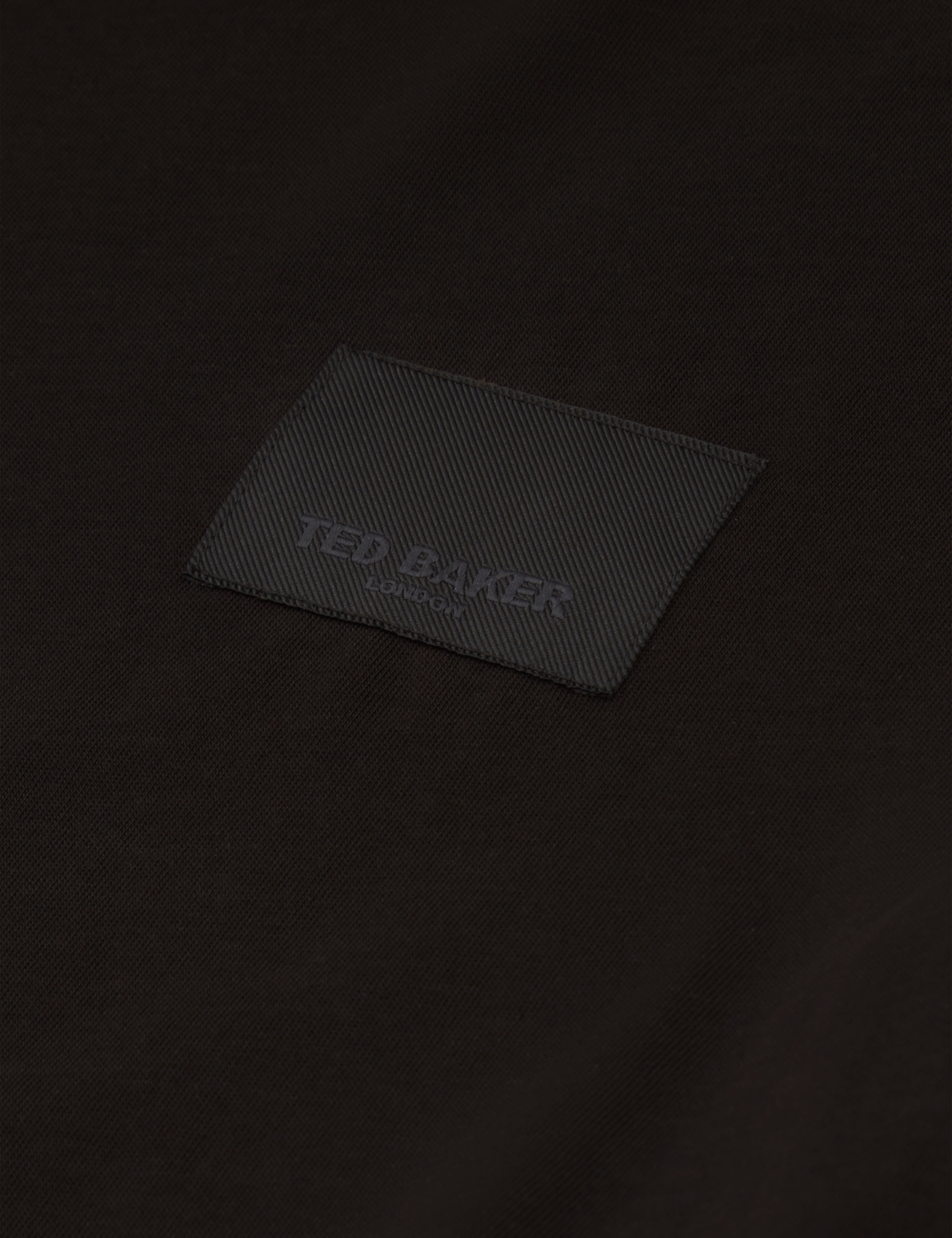 لوكا تيشيرت أسود بشعار العلامة التجارية