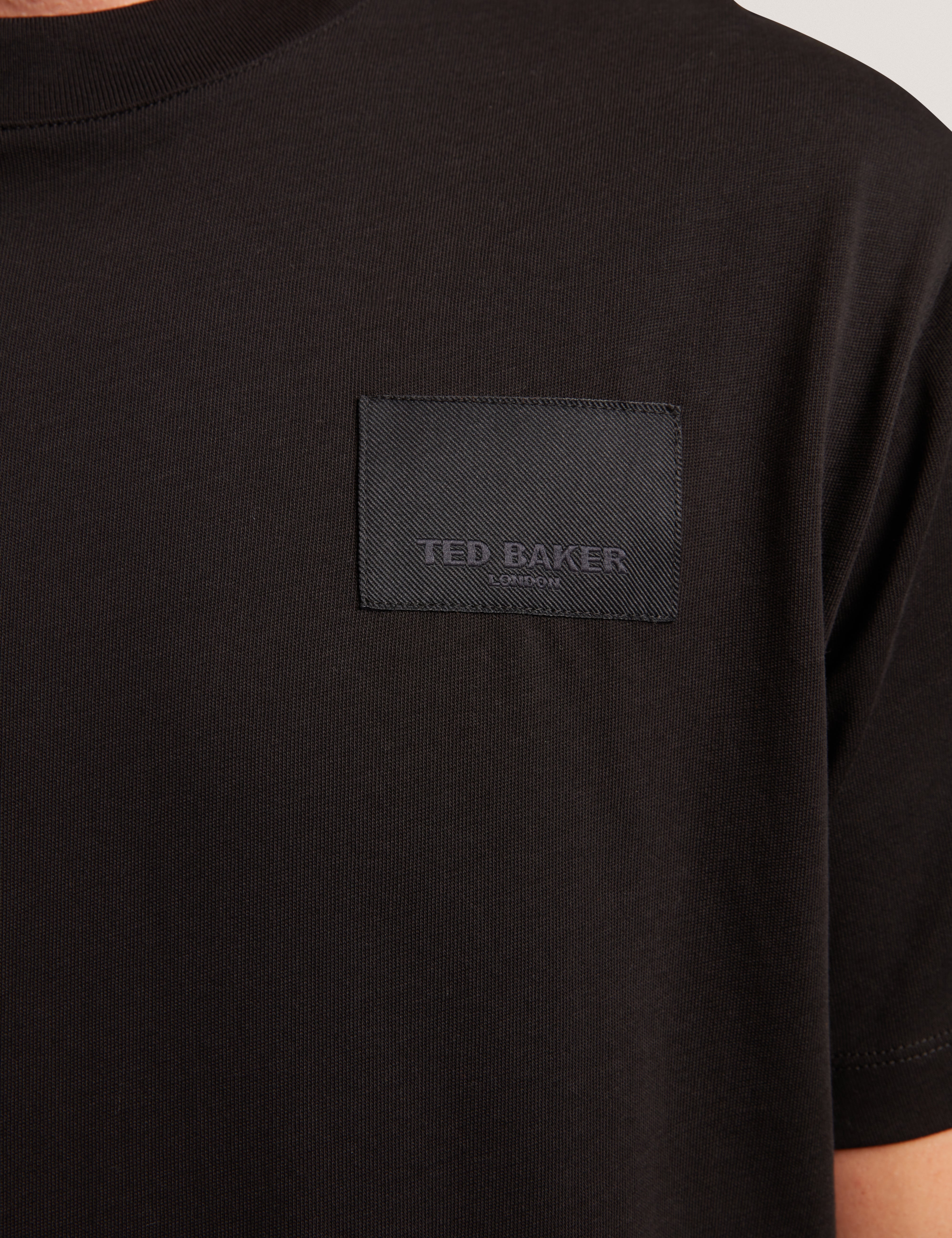 لوكا تيشيرت أسود بشعار العلامة التجارية