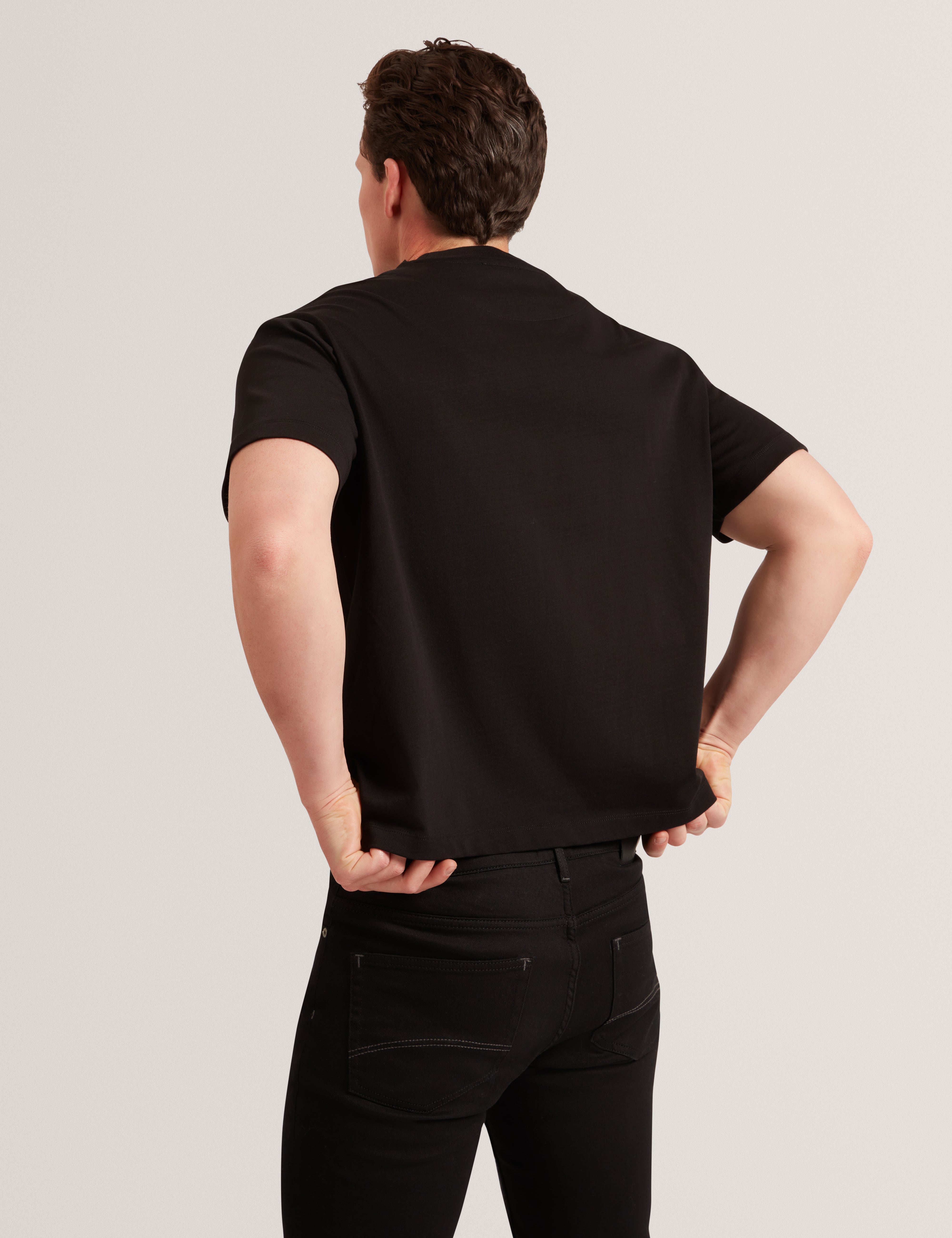 لوكا تيشيرت أسود بشعار العلامة التجارية