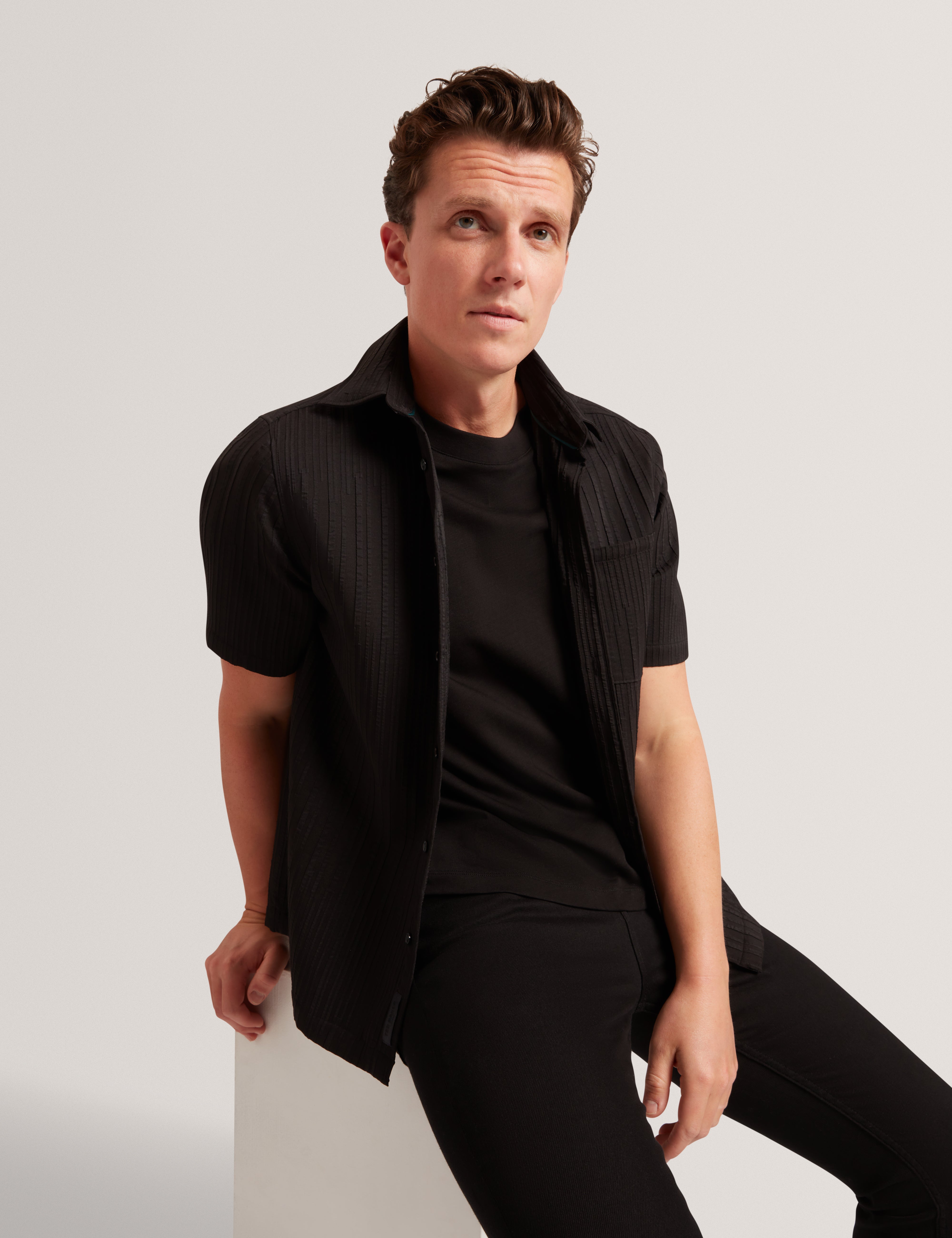 لوكا تيشيرت أسود بشعار العلامة التجارية