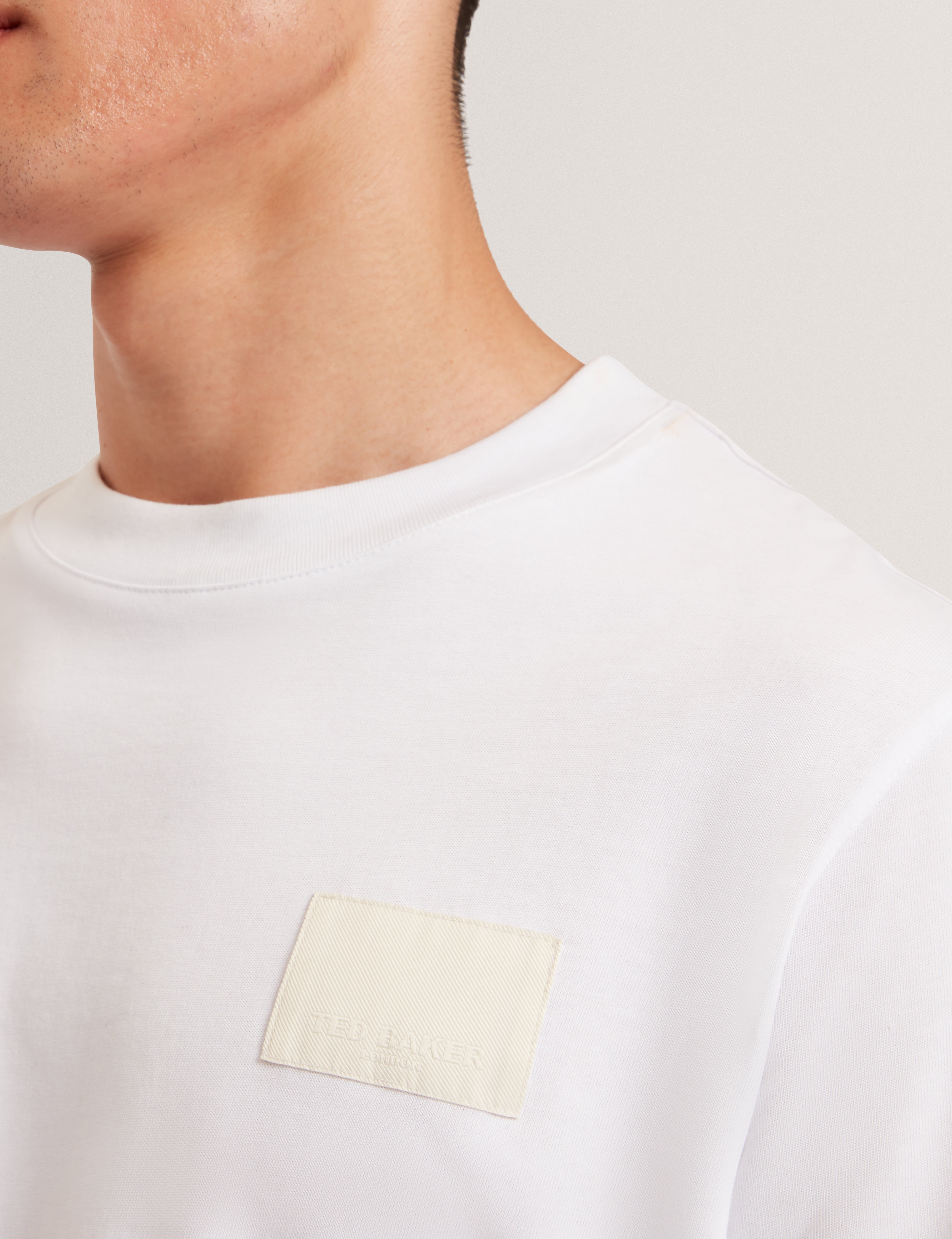 لوكا تيشيرت أبيض بشعار العلامة التجارية