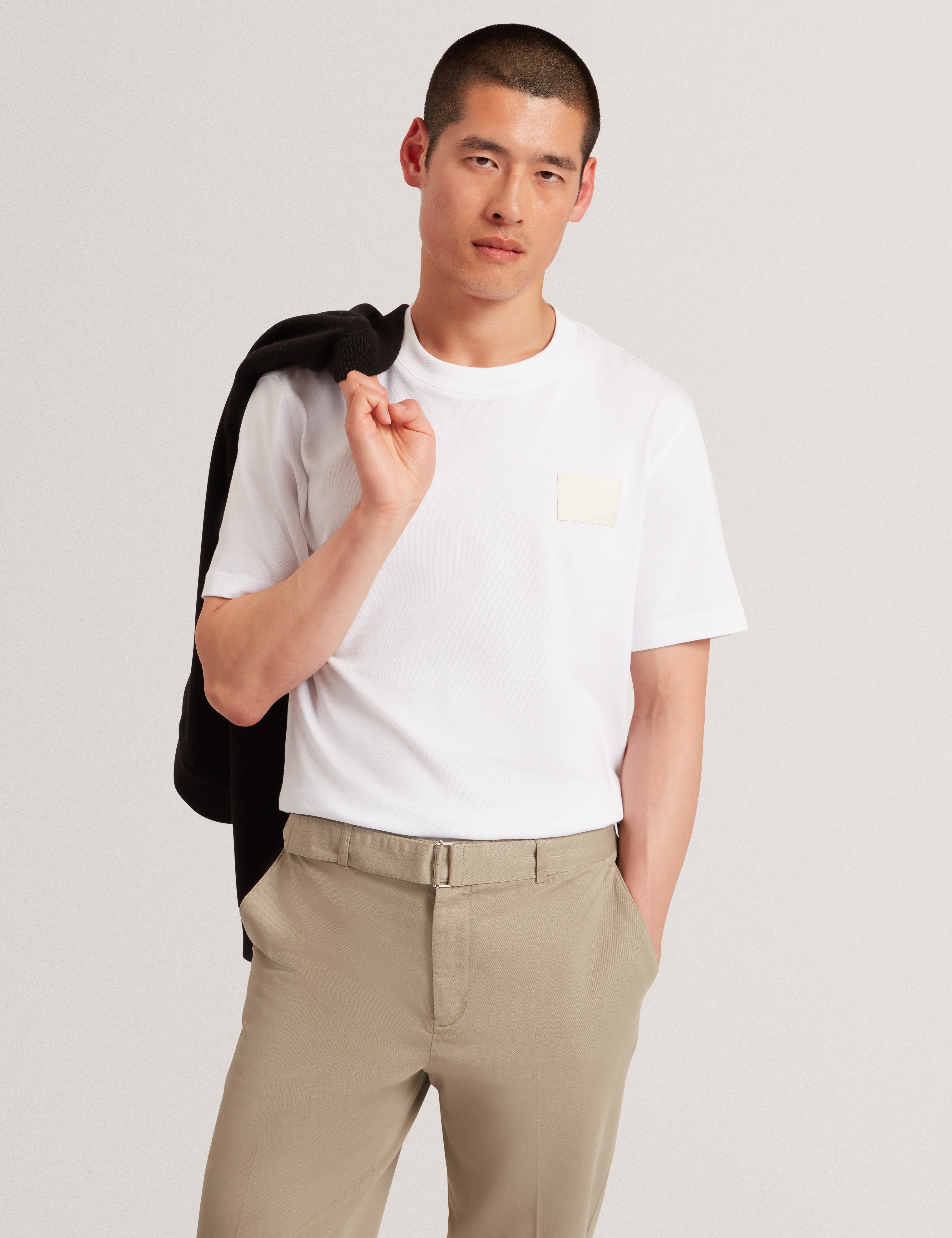 لوكا تيشيرت أبيض بشعار العلامة التجارية