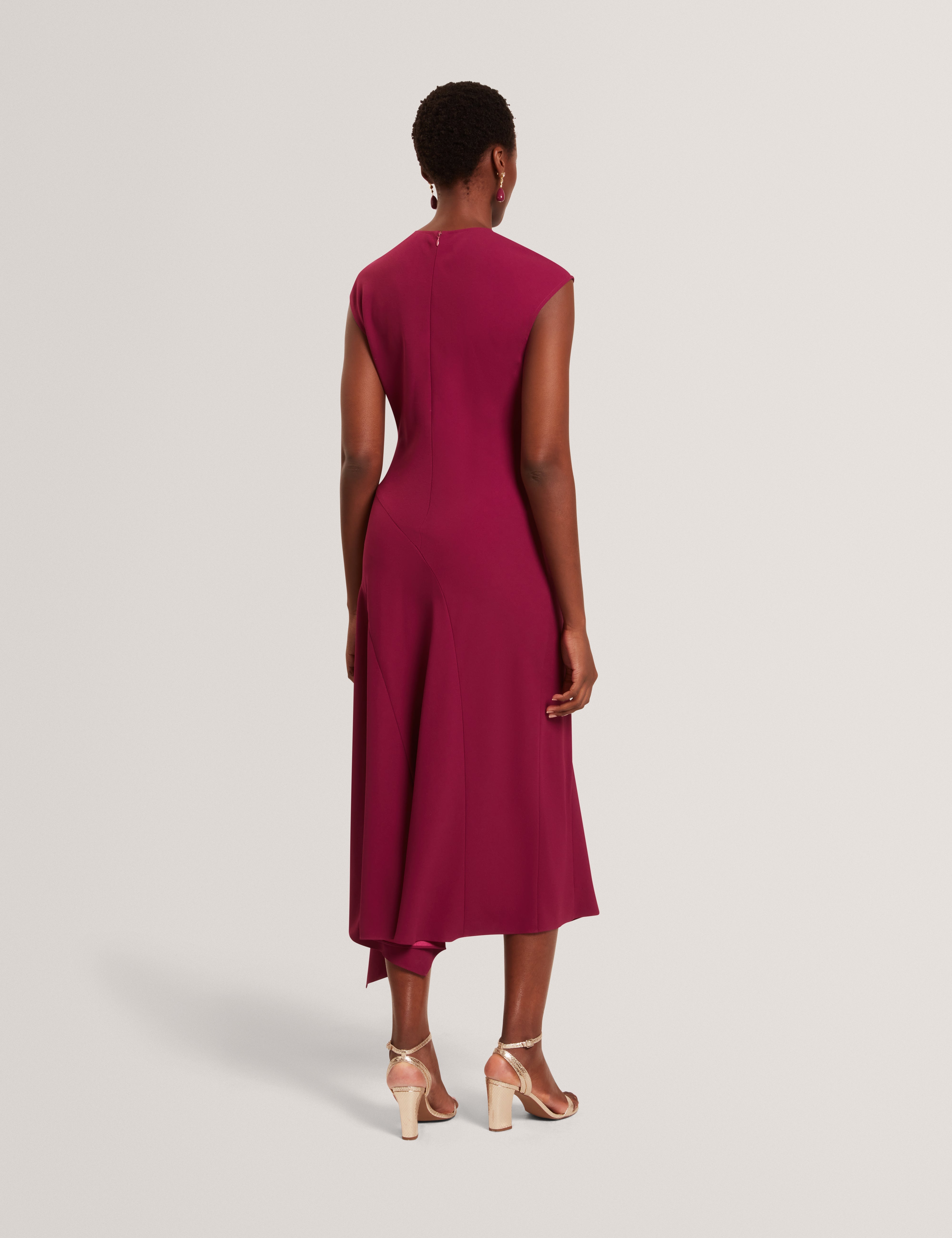 إسبارتا فستان ميدي بدون أكمام لون أرجواني داكن