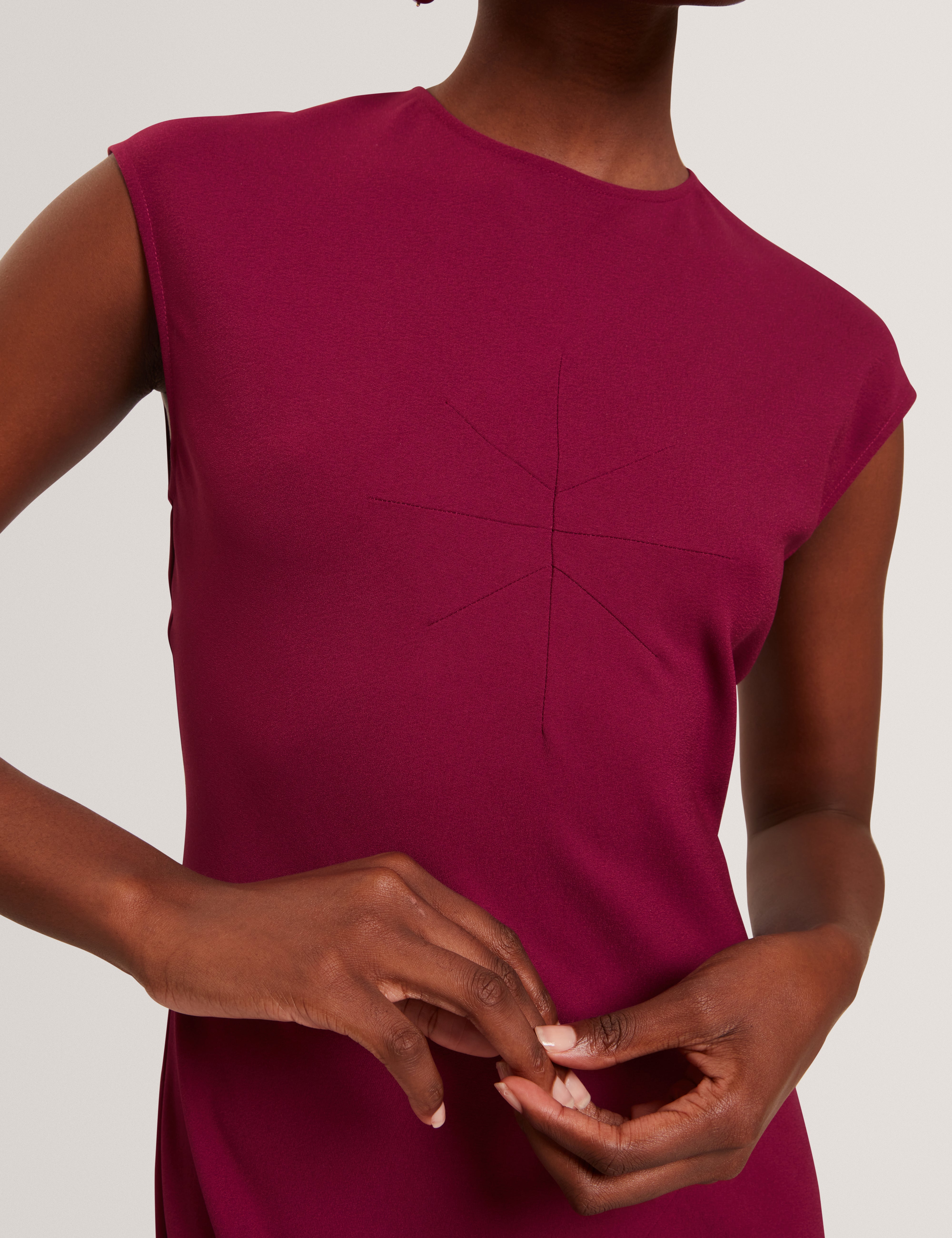 إسبارتا فستان ميدي بدون أكمام لون أرجواني داكن