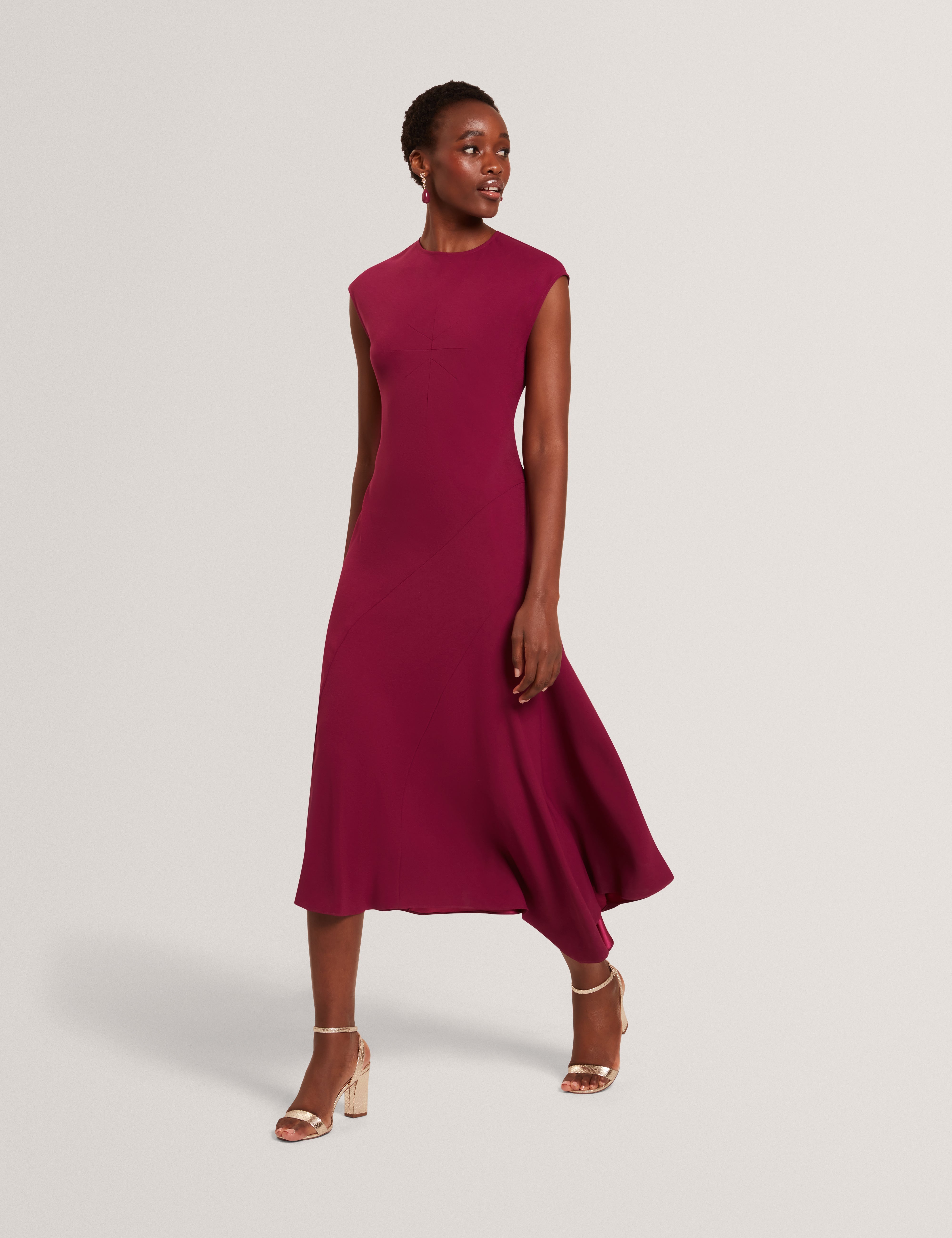 إسبارتا فستان ميدي بدون أكمام لون أرجواني داكن