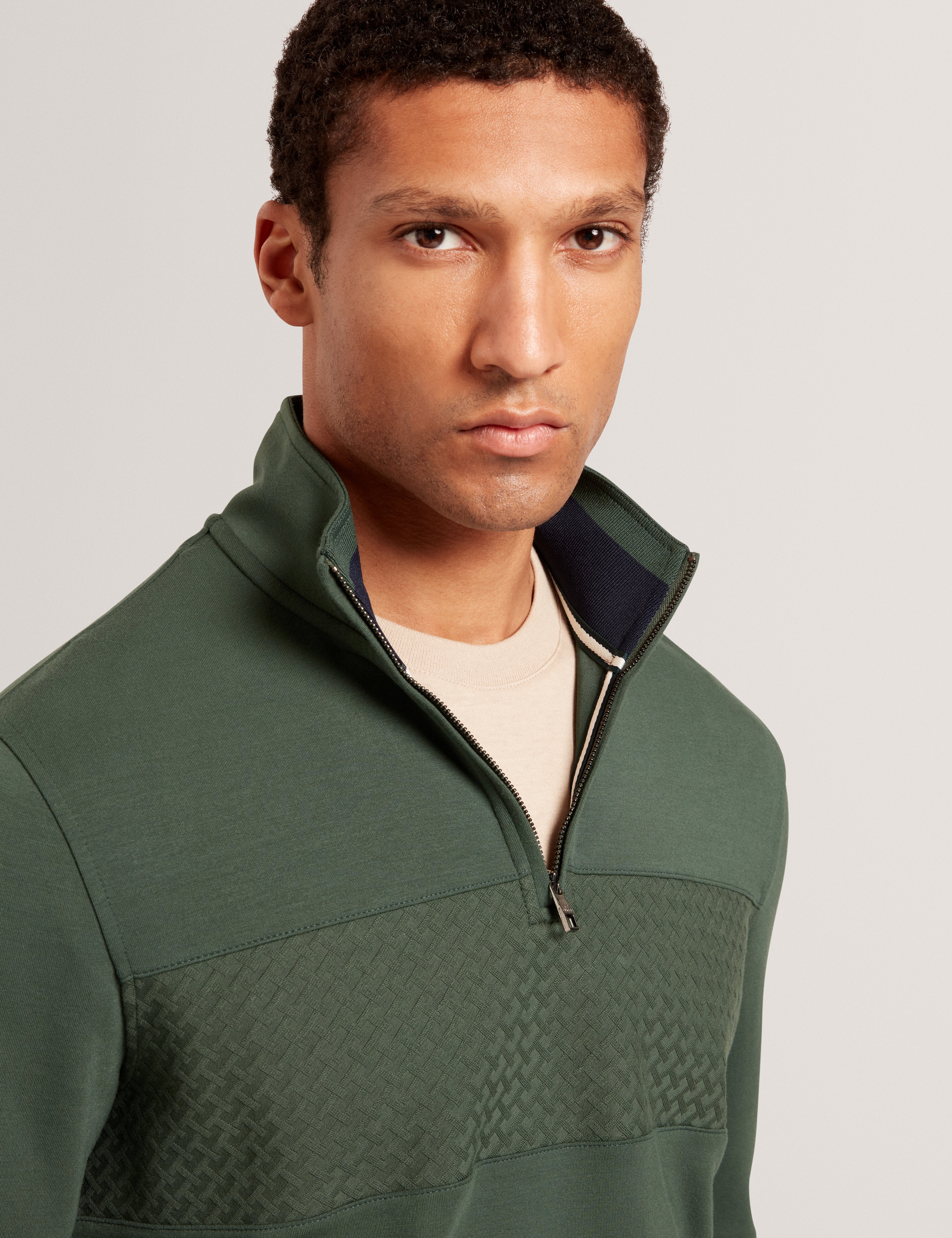 سيمونيا سترة بياقة عالية مع سحاب لون أخضر داكن