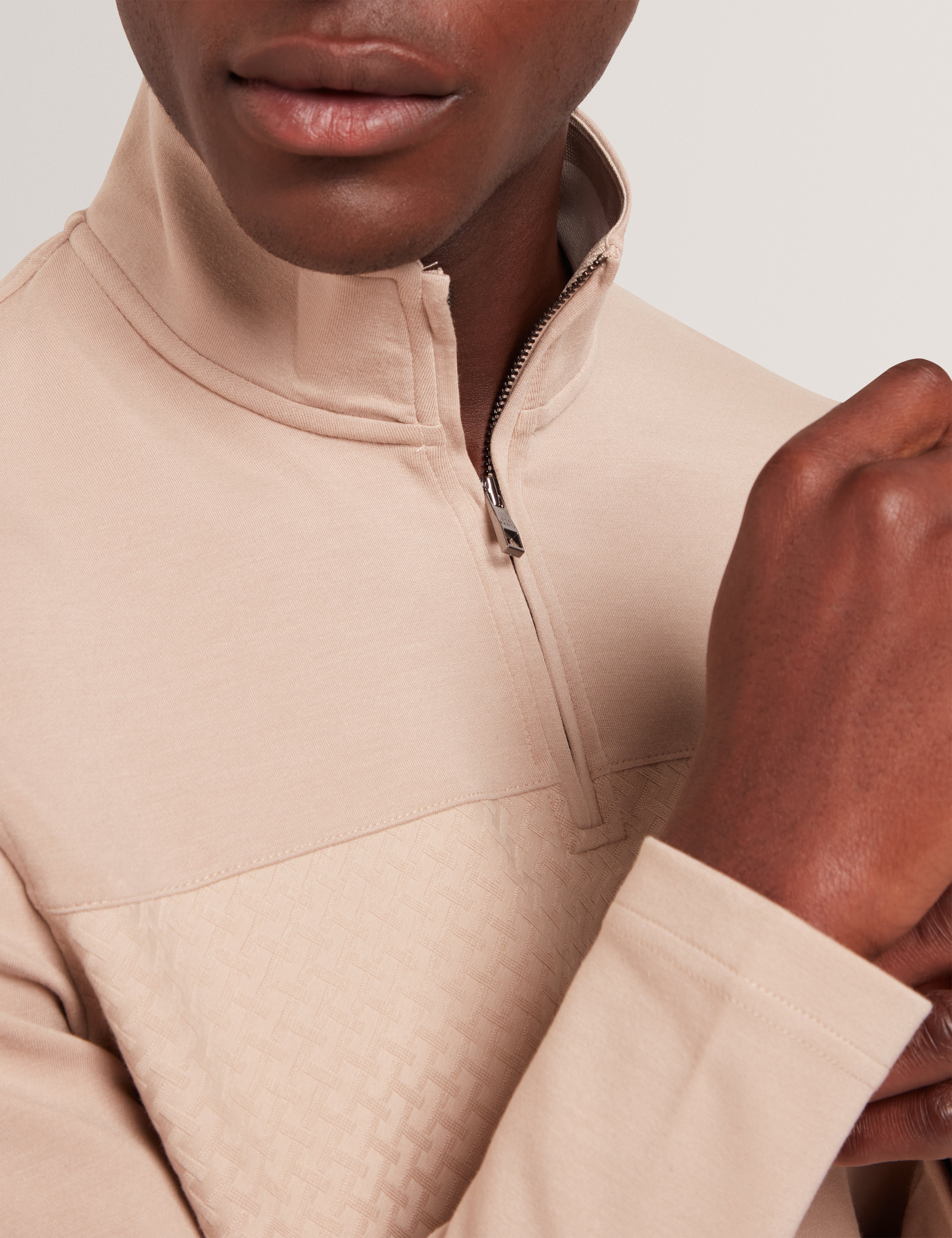 سيمونيا سترة بياقة عالية مع سحاب لون بيج