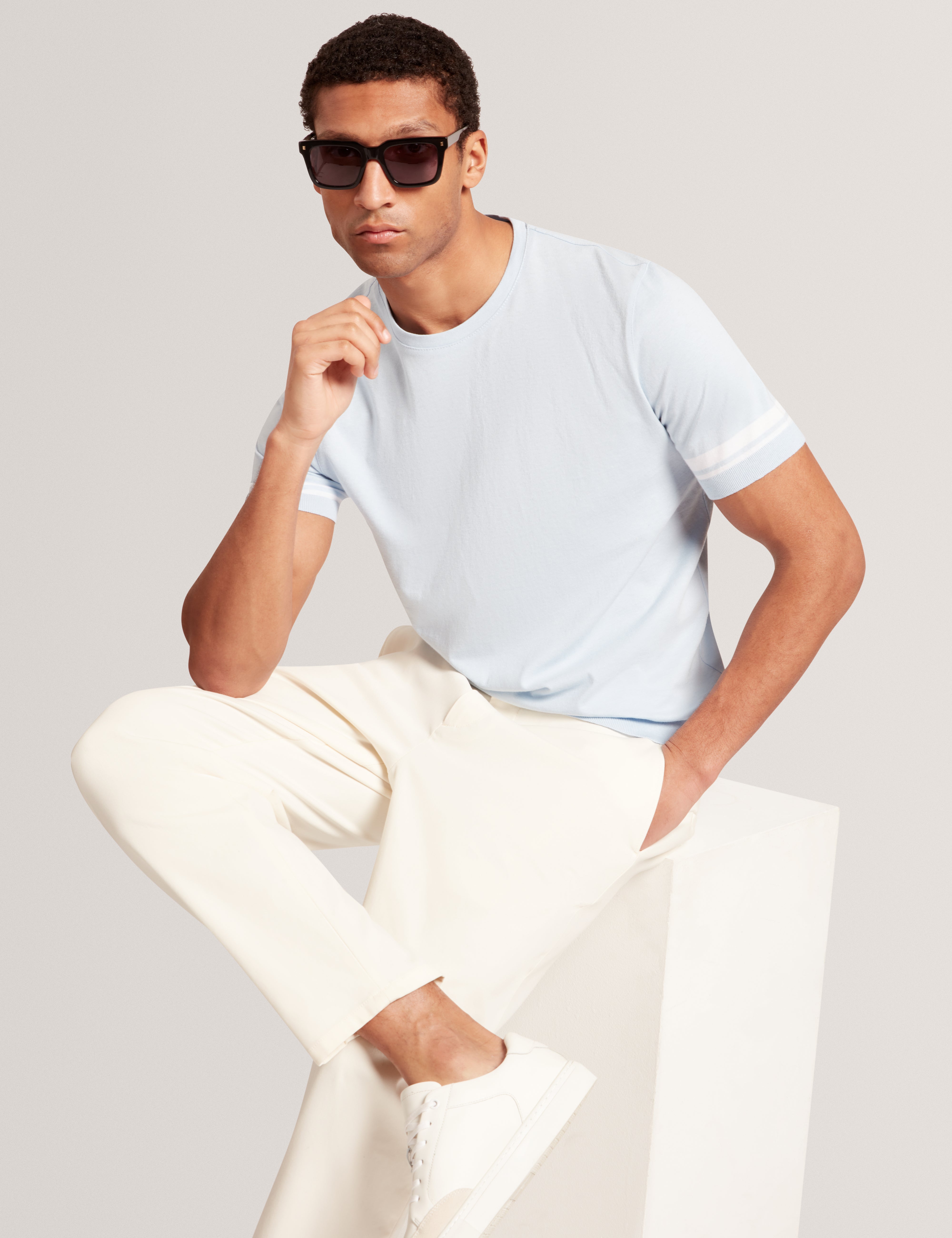 تيشيرت بأكمام قصيرة لون أزرق فاتح