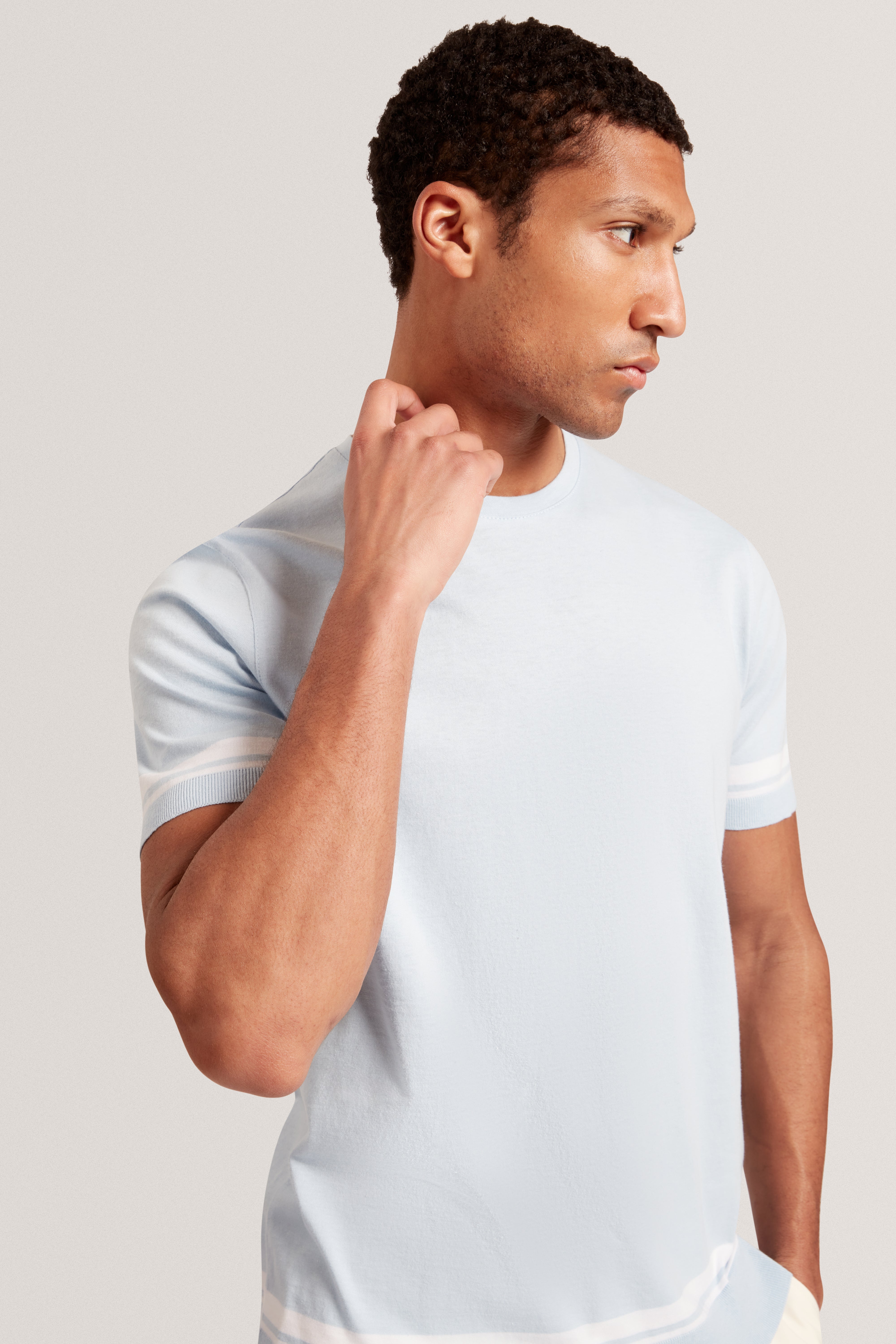 تيشيرت بأكمام قصيرة لون أزرق فاتح