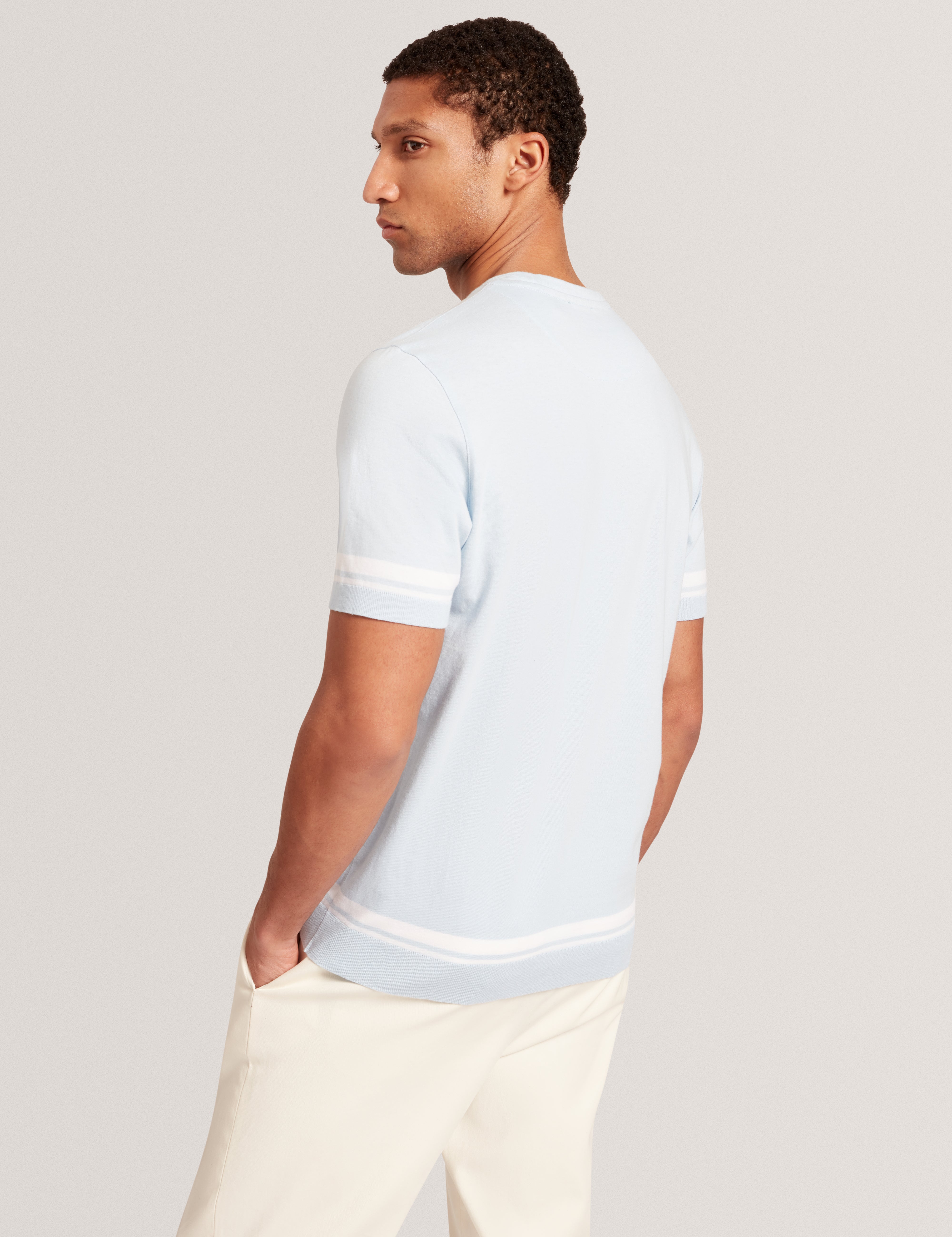 تيشيرت بأكمام قصيرة لون أزرق فاتح