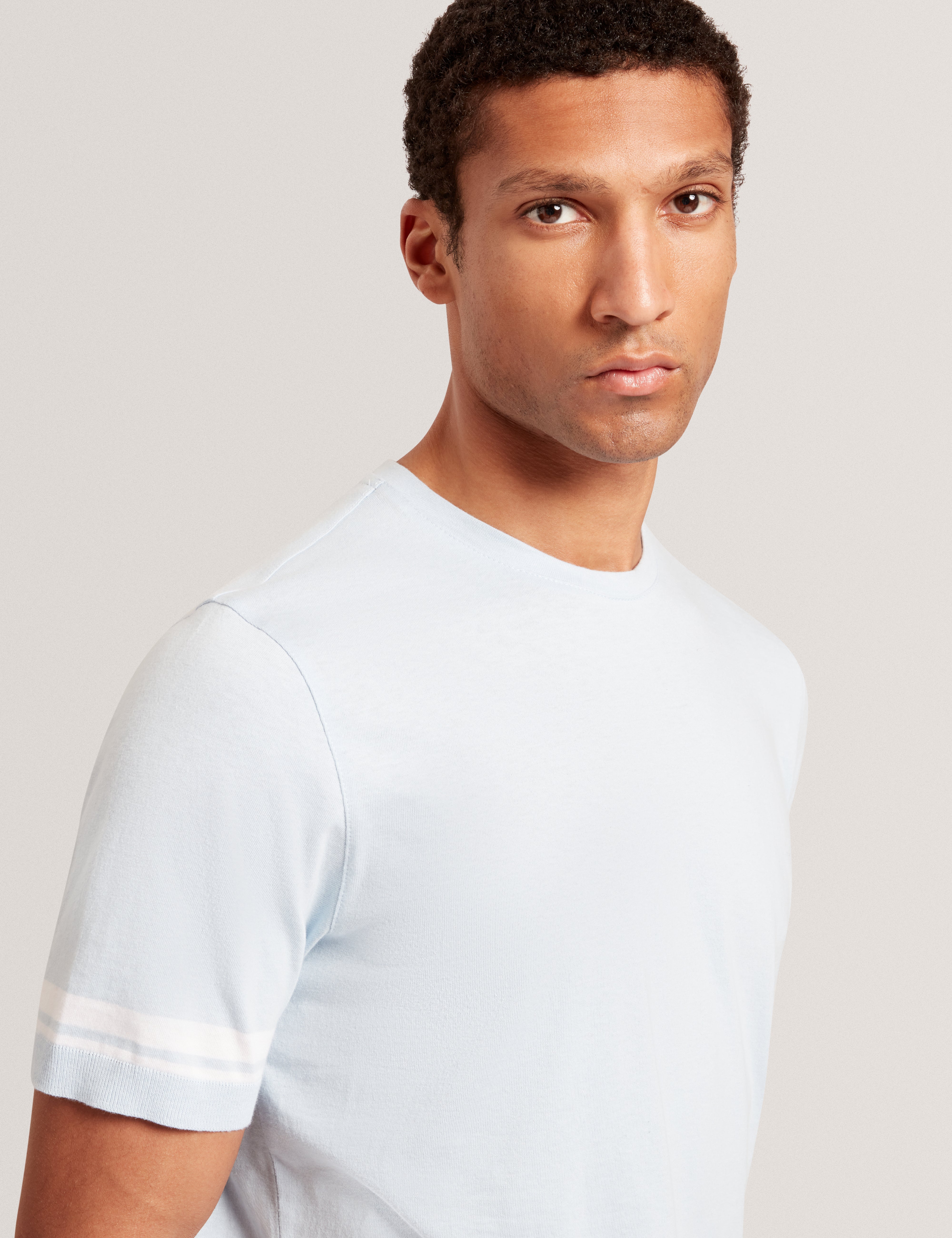 تيشيرت بأكمام قصيرة لون أزرق فاتح