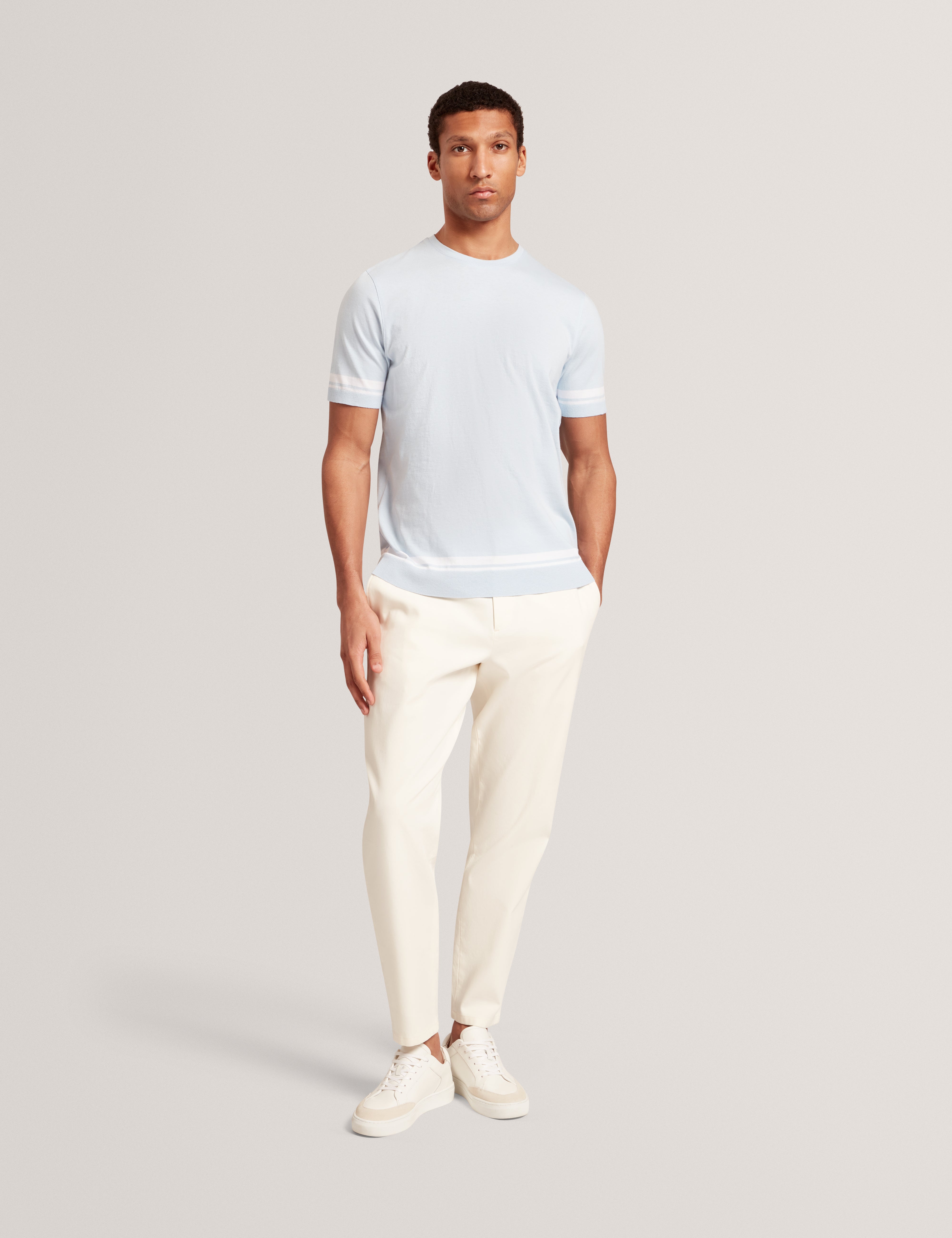 تيشيرت بأكمام قصيرة لون أزرق فاتح