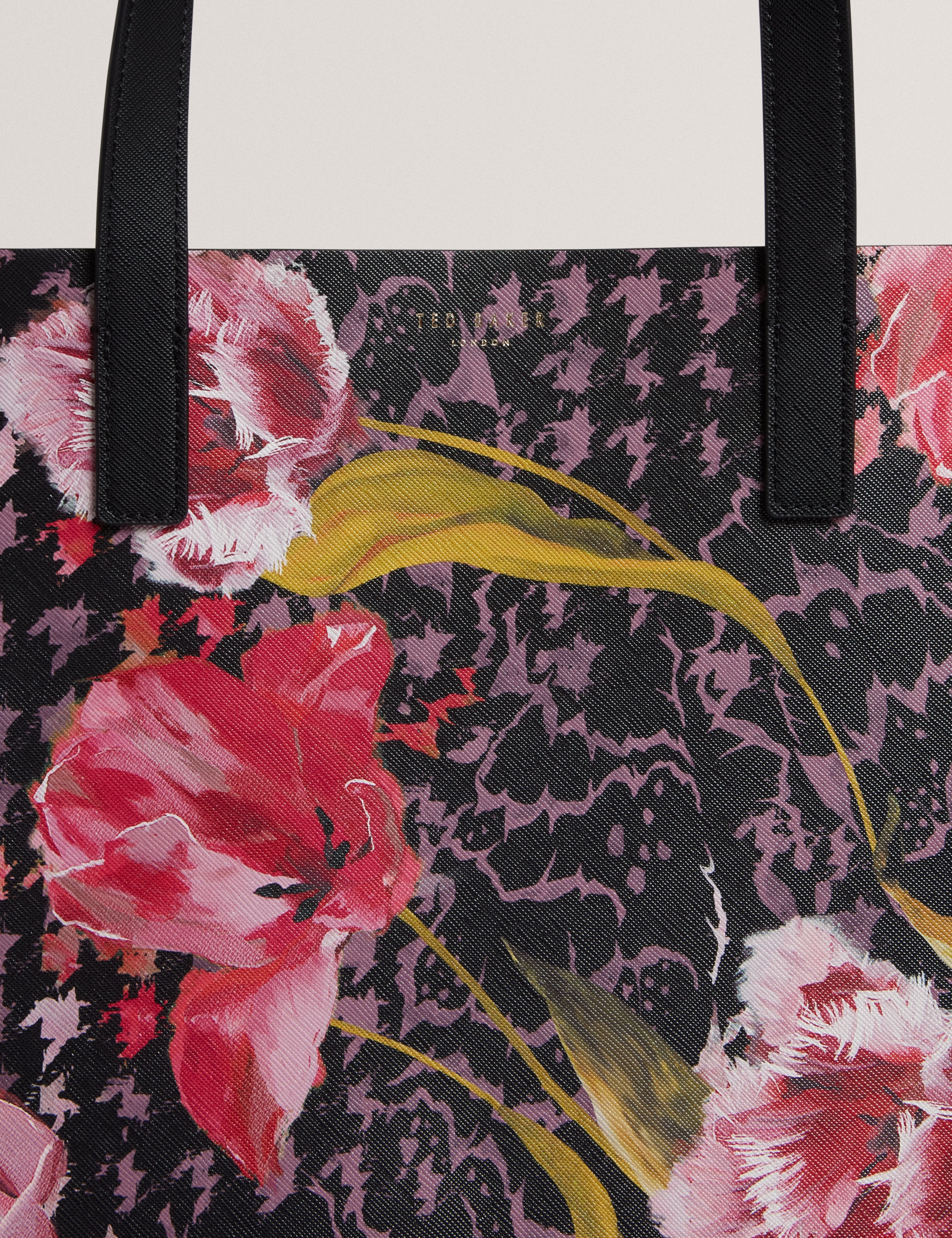 تولاه حقيبة كبيرة سوداء بنقشة فلورال