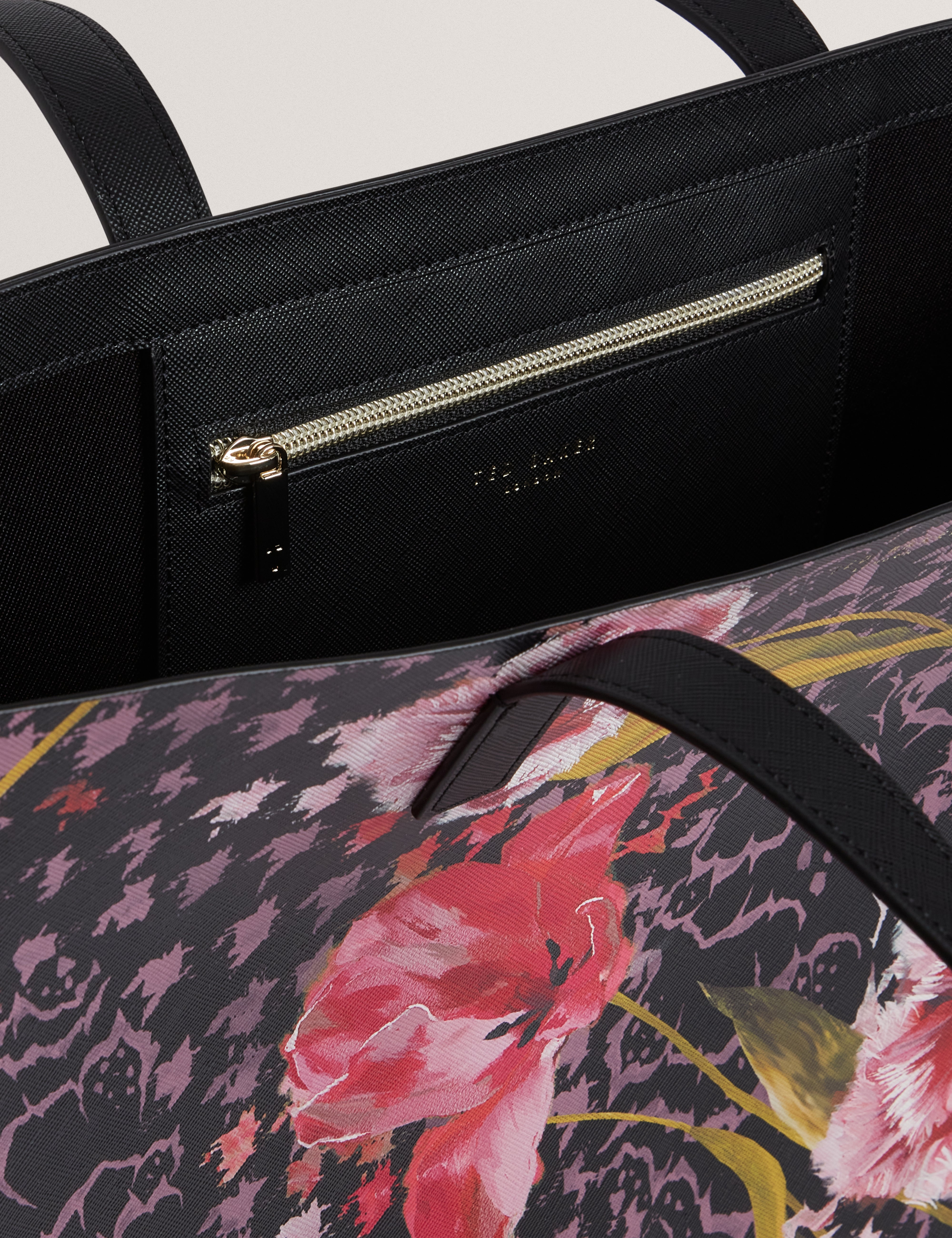 تولاه حقيبة كبيرة سوداء بنقشة فلورال