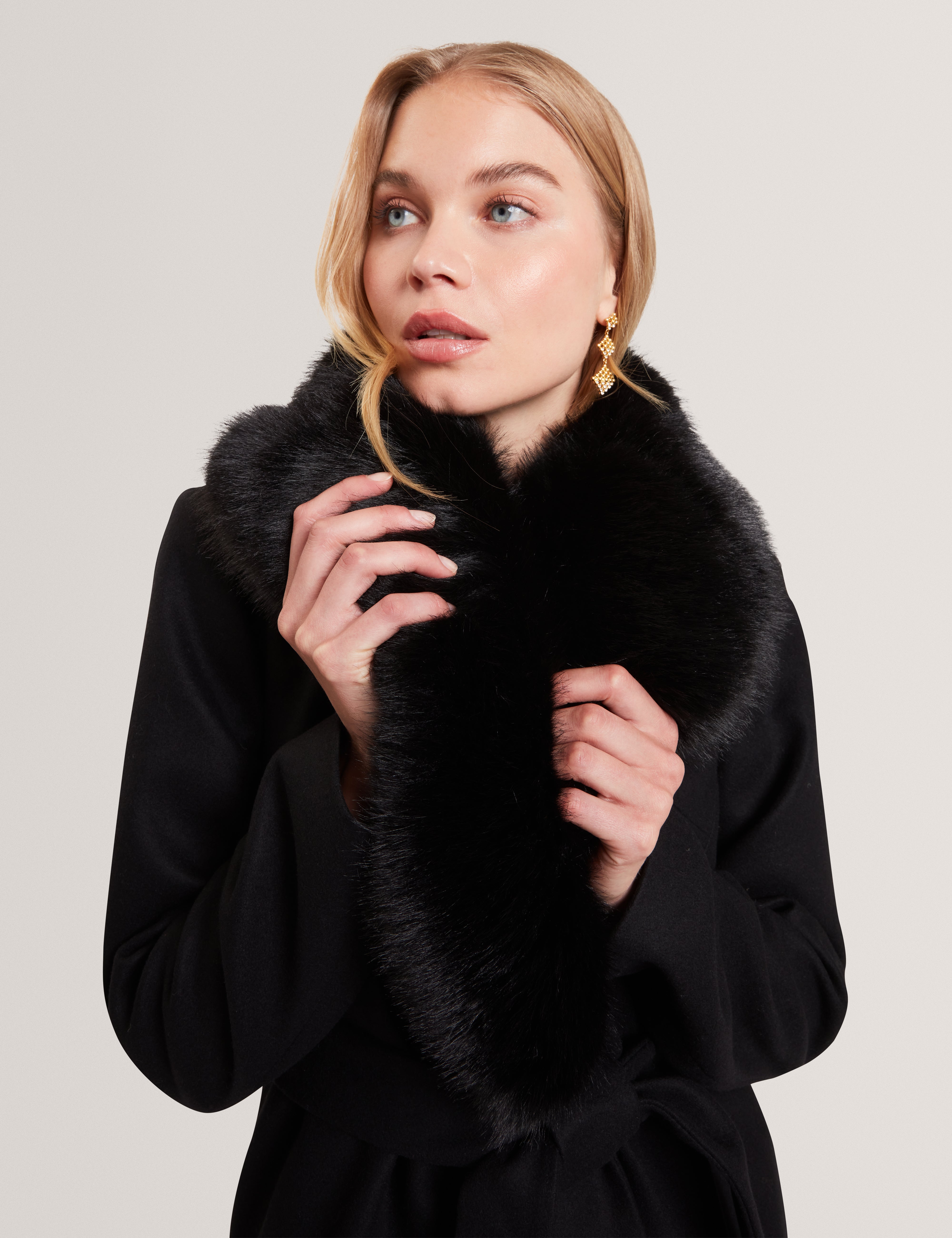 توروجا معطف قصير من الفرو بحزام لون أسود